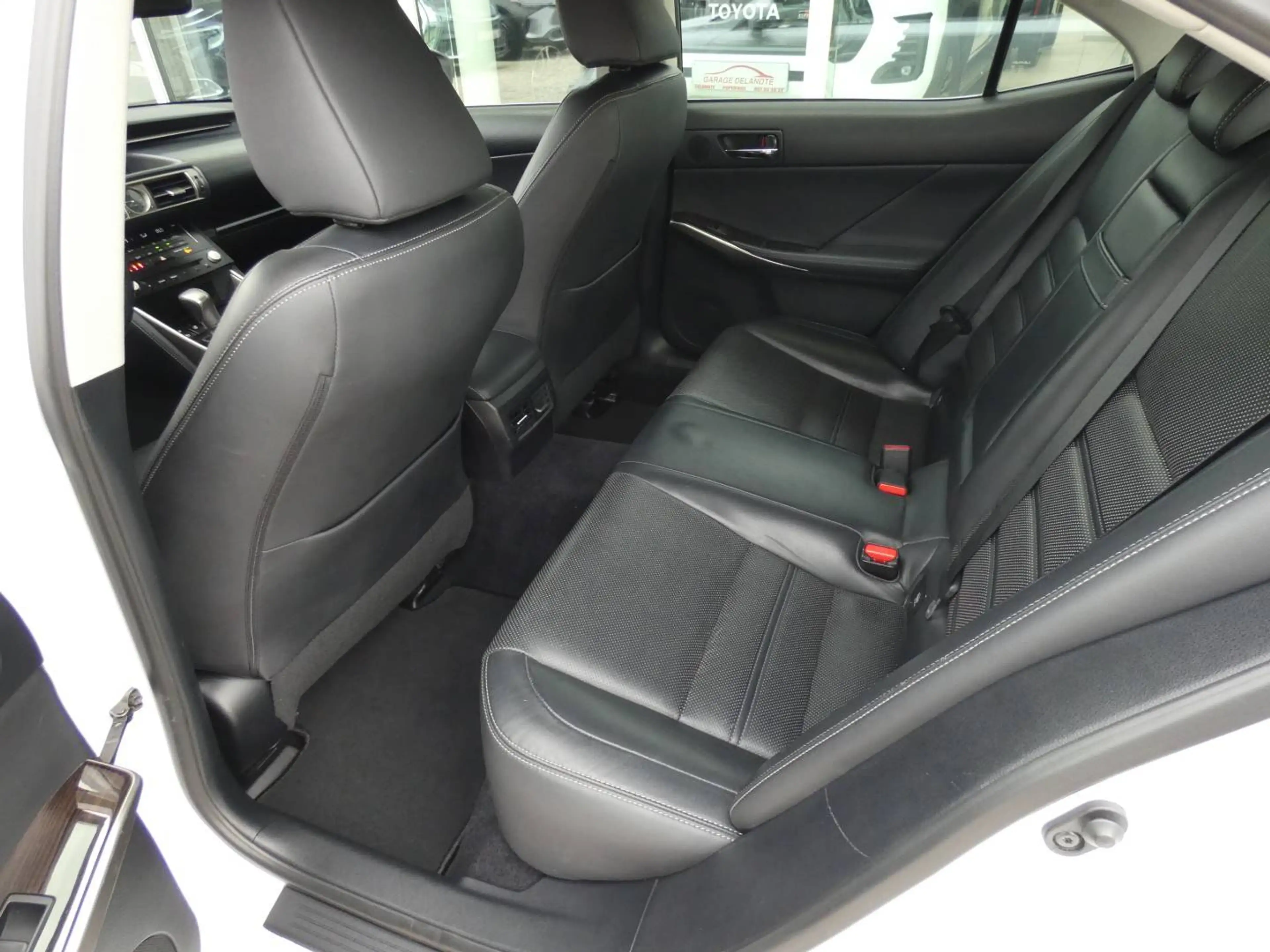 Lexus IS 300 Hybrid PRIVILEGE LINE +Leder +Mark Levinson +Zetelventilatie +Zetelverwarming +Zetelmemory +Trekhaak — photo 8