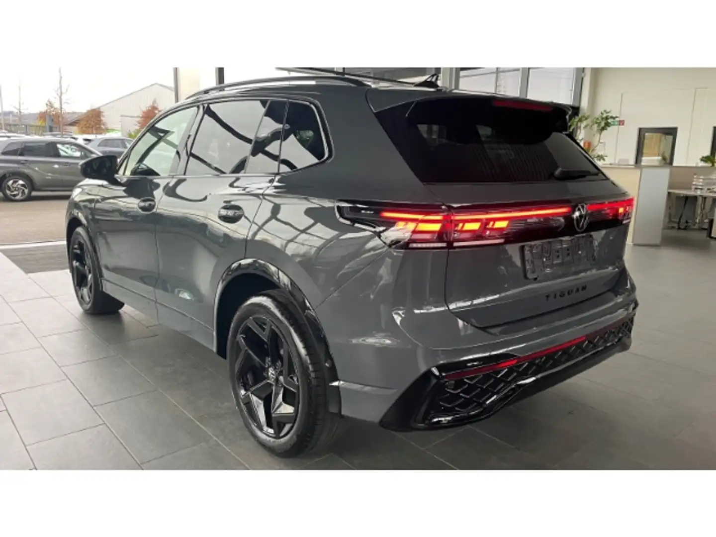 Volkswagen Tiguan 2.0 TDI R-Line Pano Black Style AHK ACC Navi Winte Gris - 2