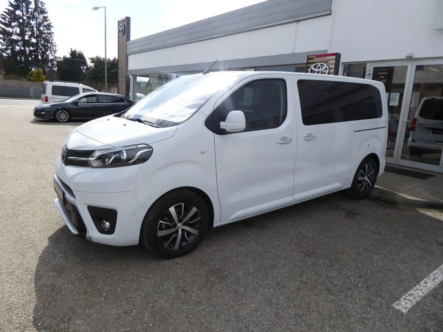 Toyota Proace Verso 2,0 D-4D 145 Medium Family Weiß - 2