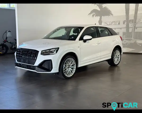 Audi Q2 30 TDI Identity Black