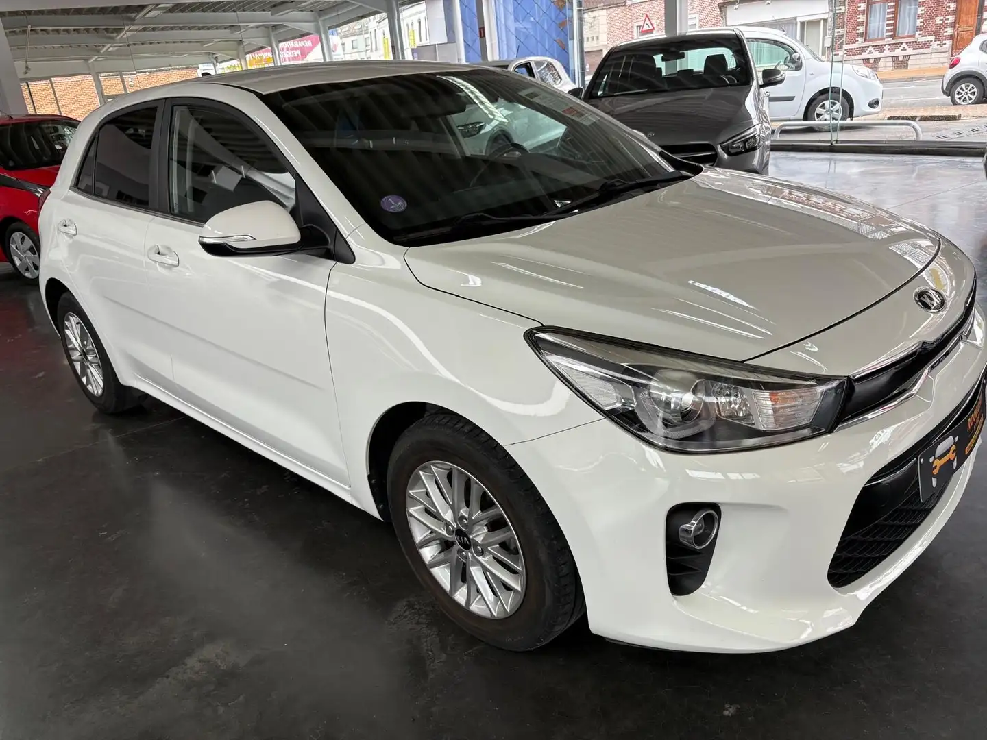 Kia Rio 1.2i avec 1 an 1/2 de garantie Blanc - 1