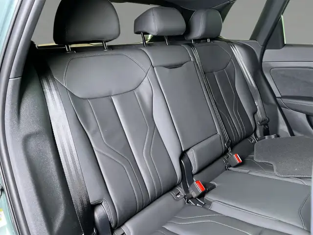 Audi Q3 view 8