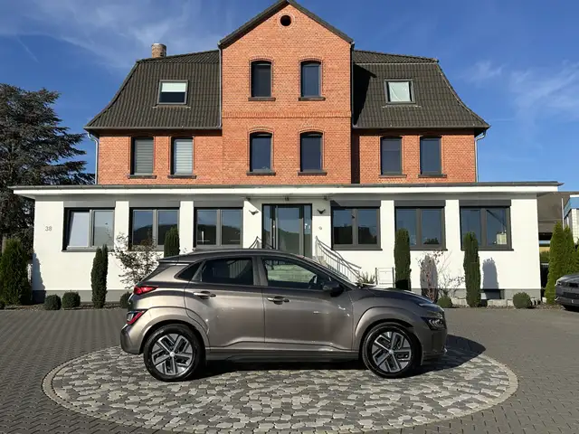 Hyundai KONA Trend LED ACC HUD NAV S DACH 64KWh
