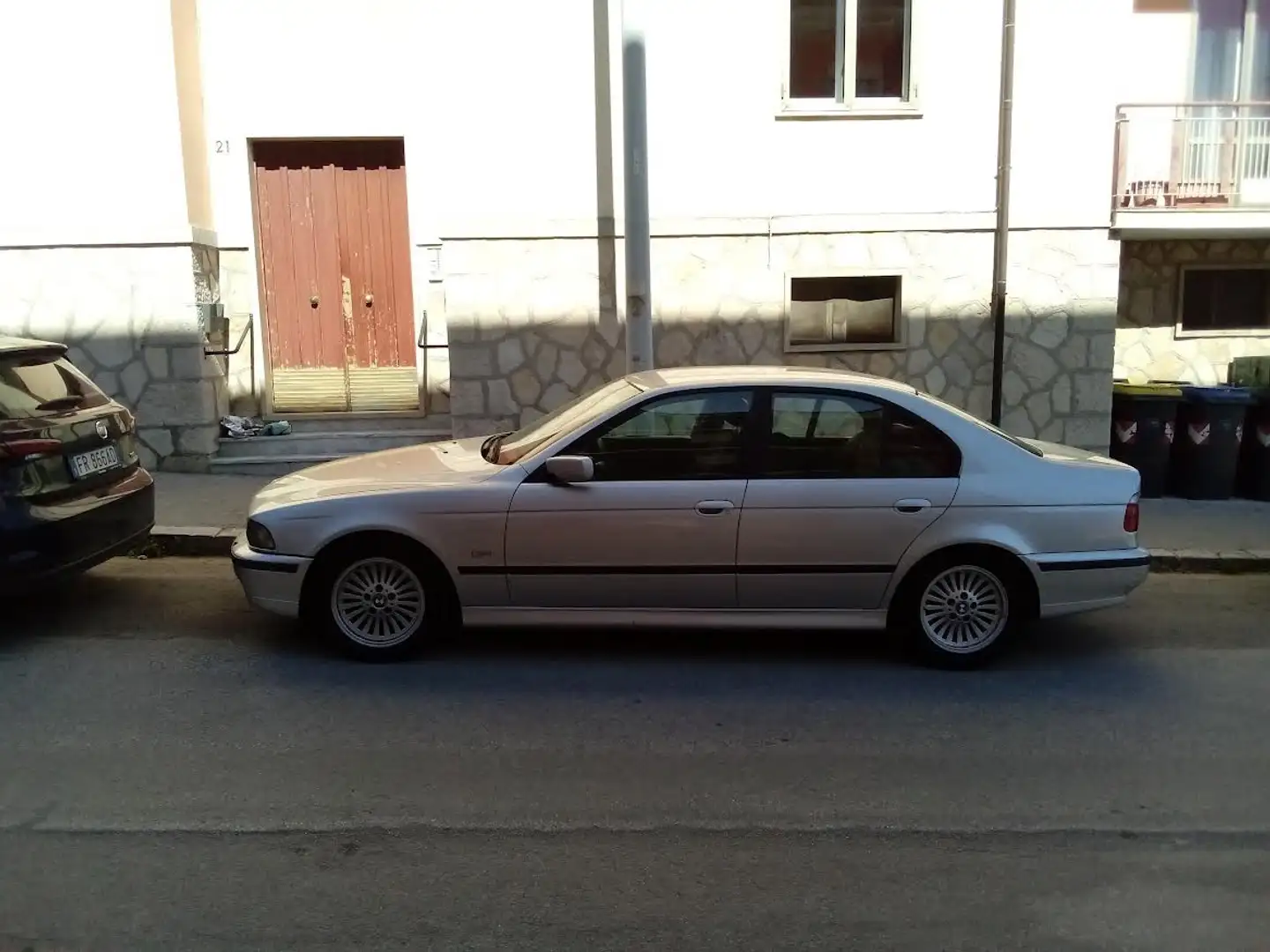 BMW 528 528i siva - 2
