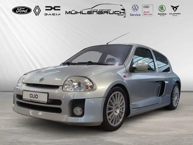 Renault Clio 3.0 V6 Sport
