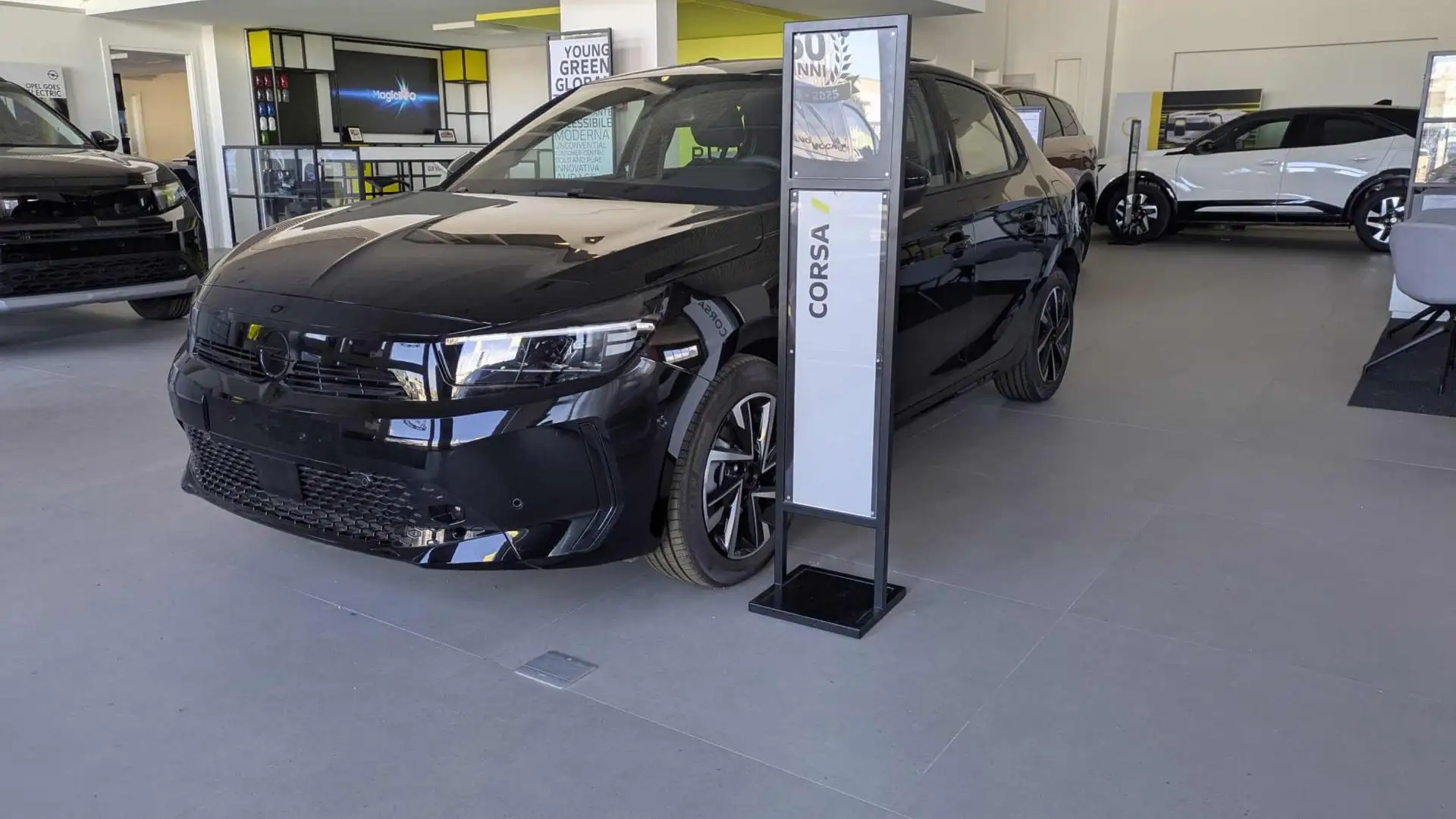 Opel Corsa Hybrid 110 CV aut. GS Schwarz - 2