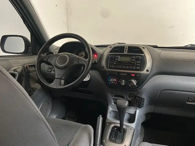 Toyota Rav4 view 4