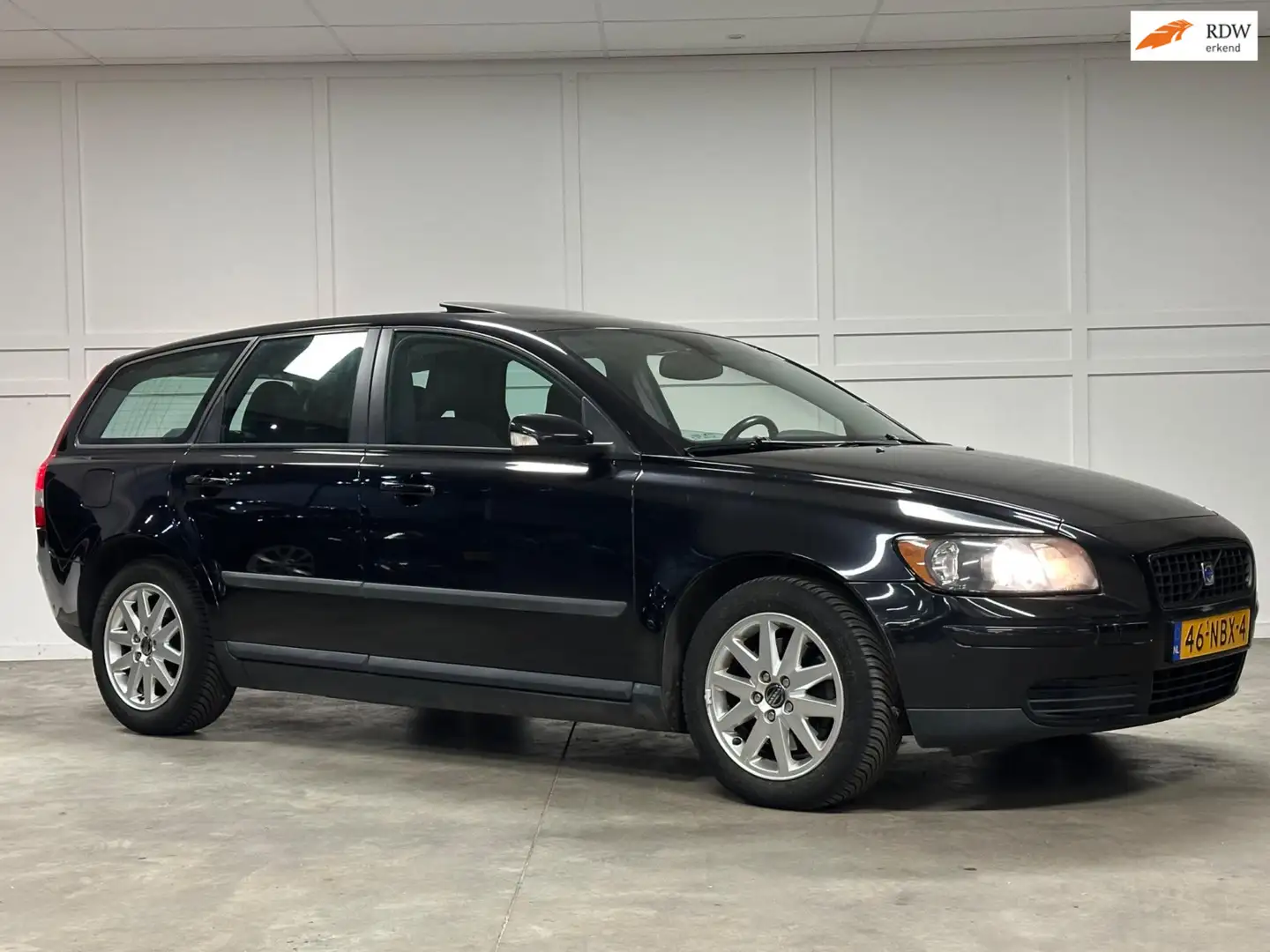 Volvo V50 2.4 Elan / Automaat / Schuidak / Airco / Noir - 1