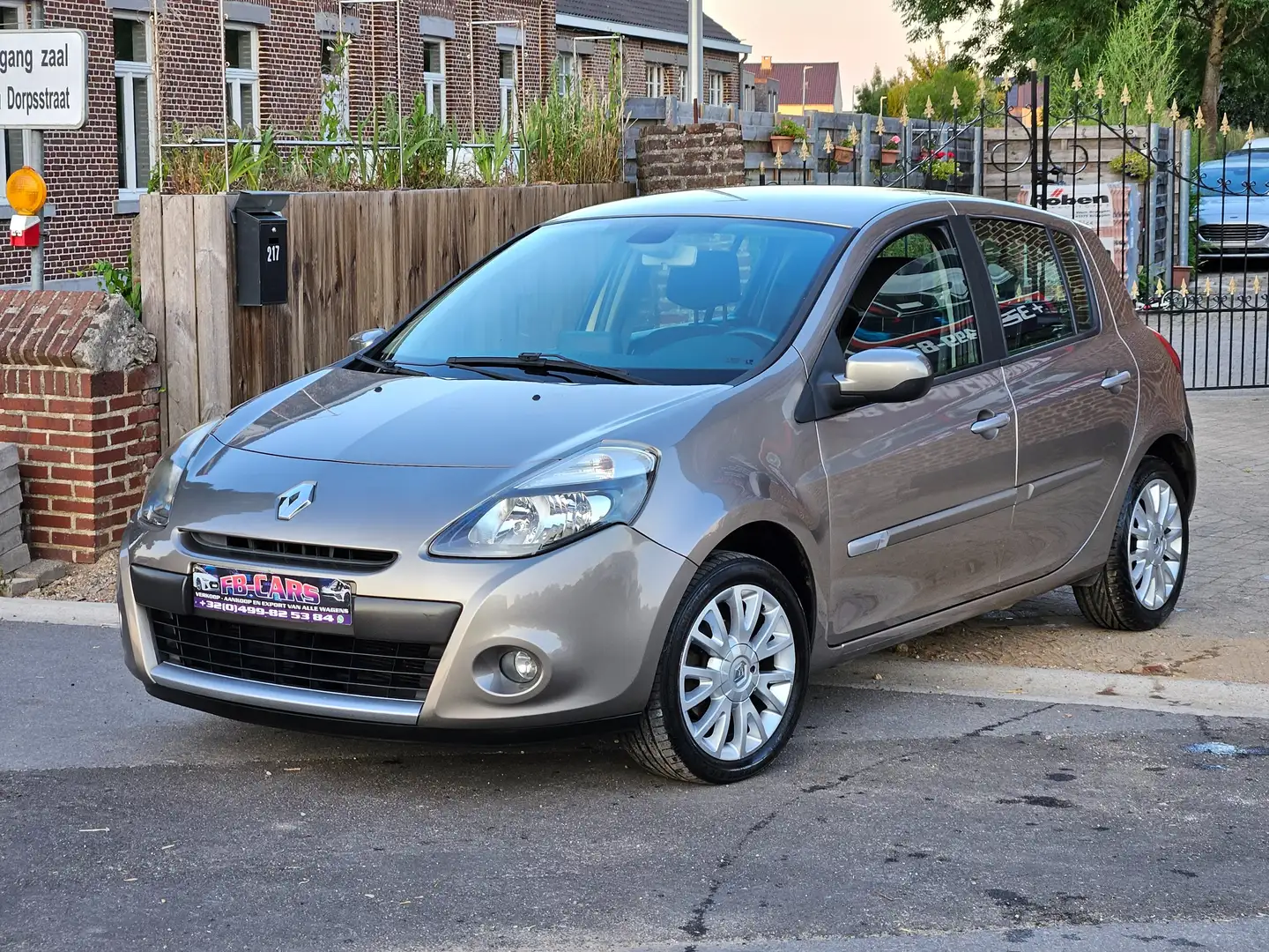 Renault Clio Renault Clio 2010 1.5dci 139dkm/airco/Navk Beige - 2
