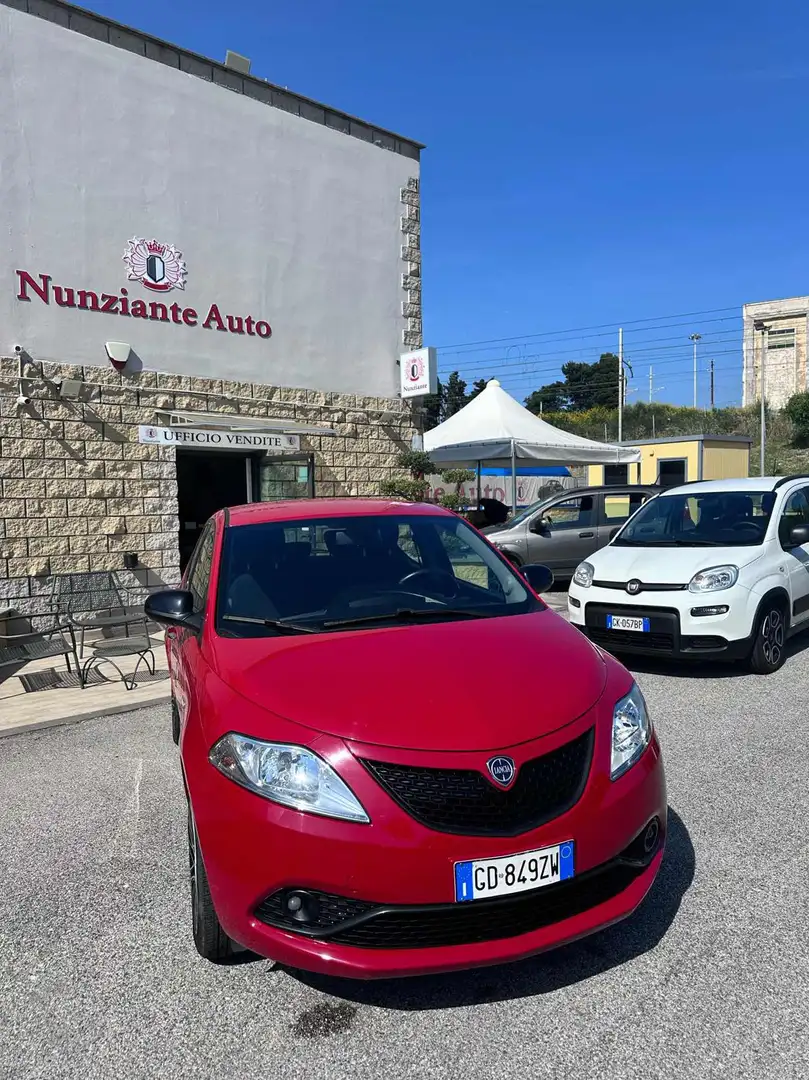 Lancia Ypsilon 1.0 FireFly S&S Hybrid Rood - 1