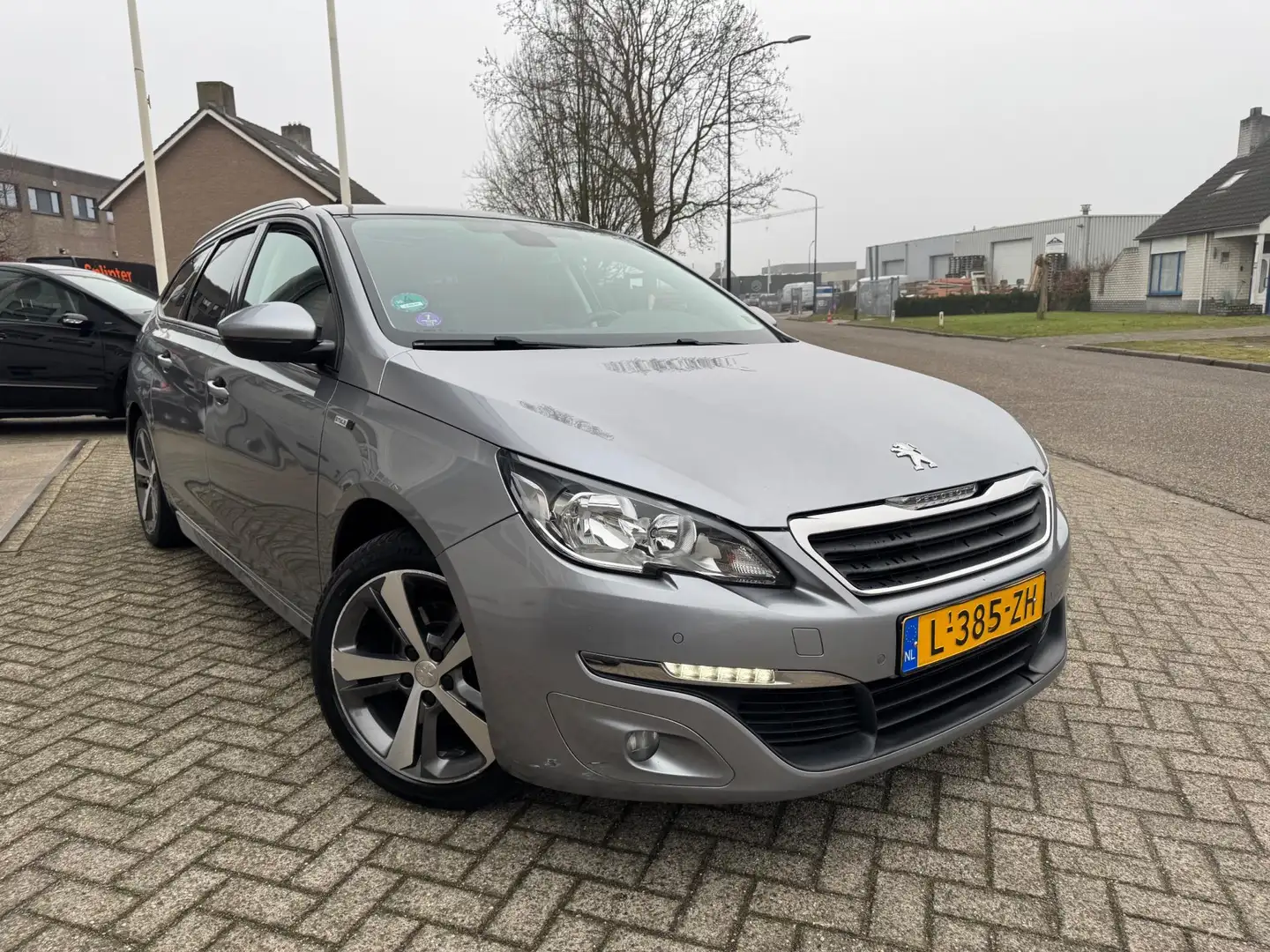 Peugeot 308 SW 1.2 PureTech Blue Lease GT-line Pano,Camera Grau - 2