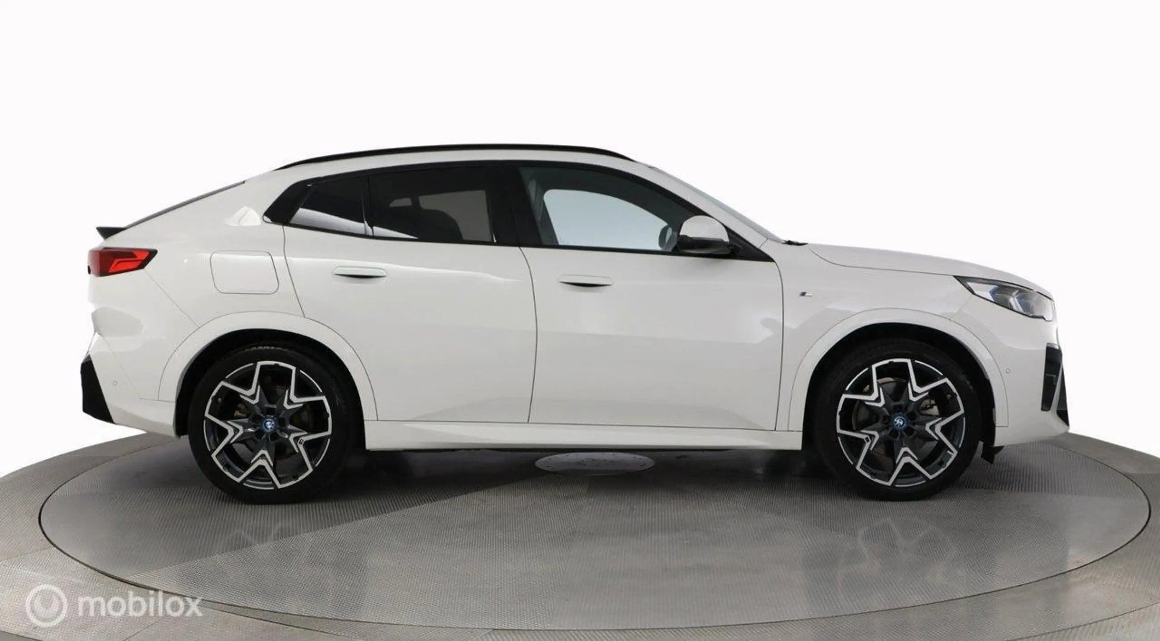 BMW iX2 xDrive30 67 kWh M-Sport, pano, HUD, trekhaak — photo 7