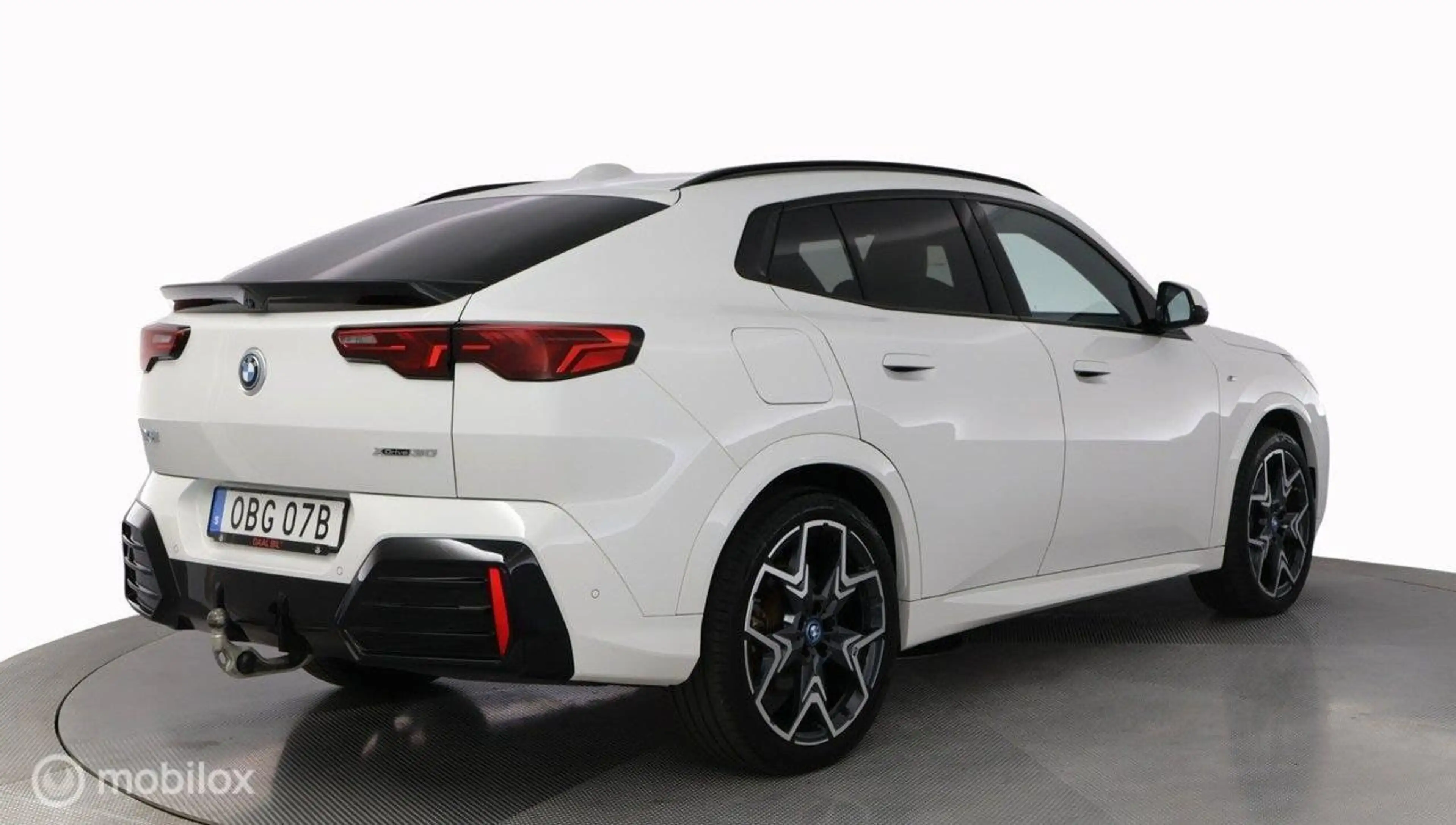 BMW iX2 xDrive30 67 kWh M-Sport, pano, HUD, trekhaak — photo 3