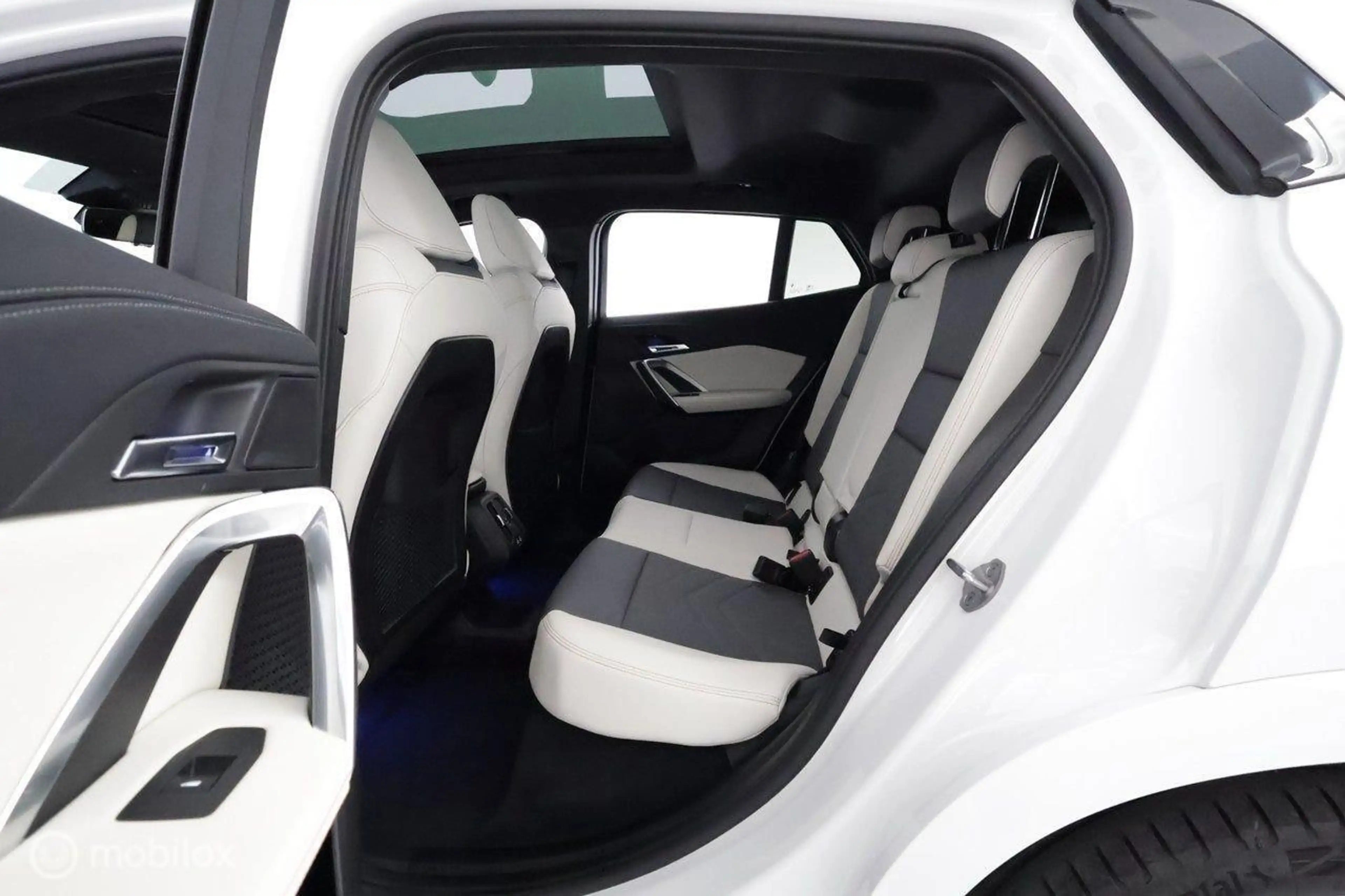 BMW iX2 xDrive30 67 kWh M-Sport, pano, HUD, trekhaak — photo 12