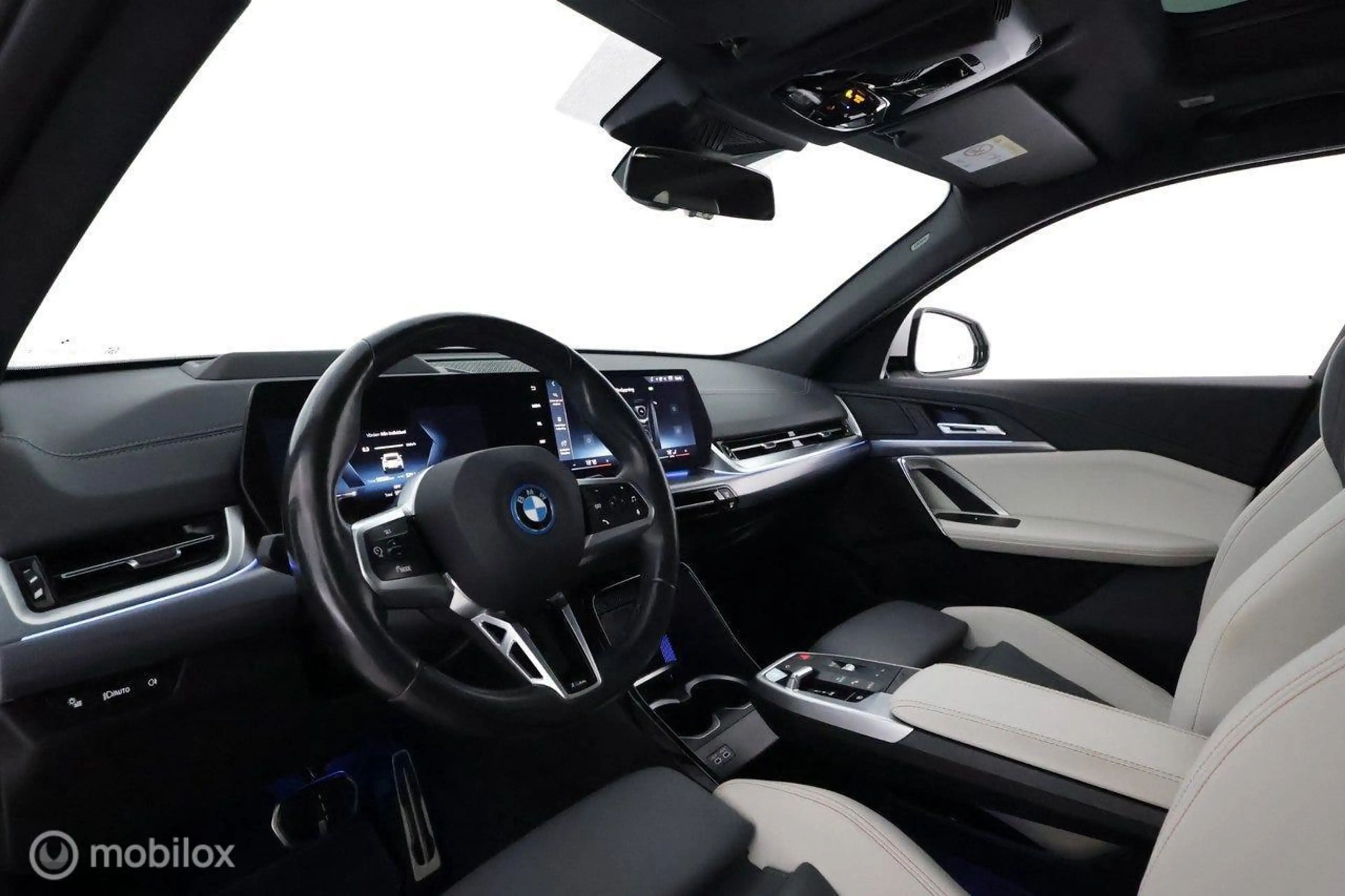 BMW iX2 xDrive30 67 kWh M-Sport, pano, HUD, trekhaak — photo 2