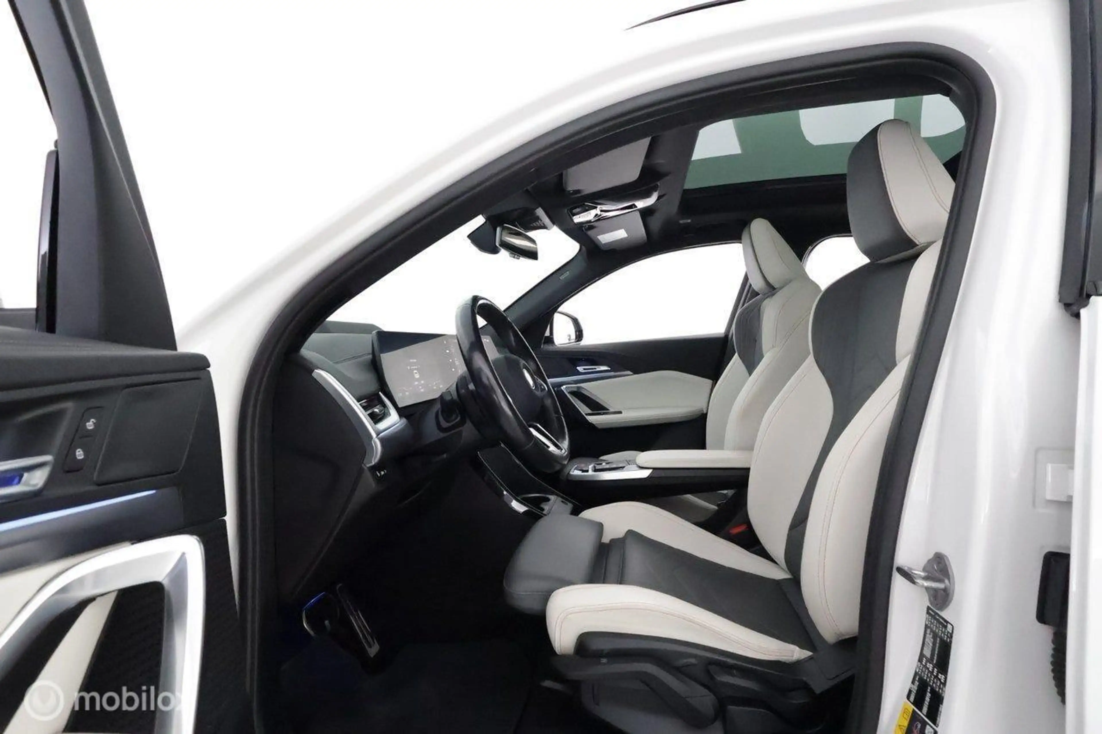 BMW iX2 xDrive30 67 kWh M-Sport, pano, HUD, trekhaak — photo 11
