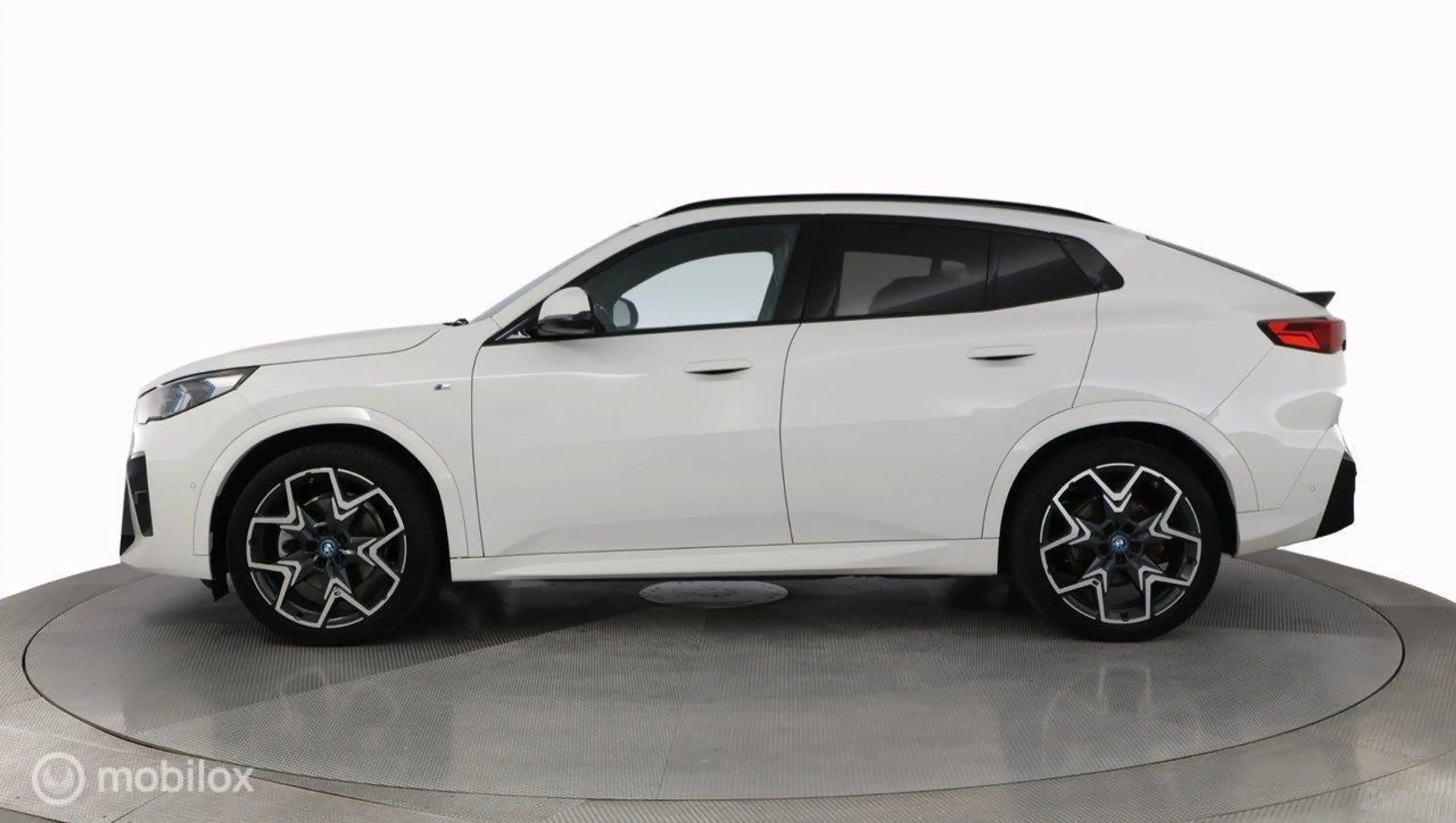 BMW iX2 xDrive30 67 kWh M-Sport, pano, HUD, trekhaak — photo 10