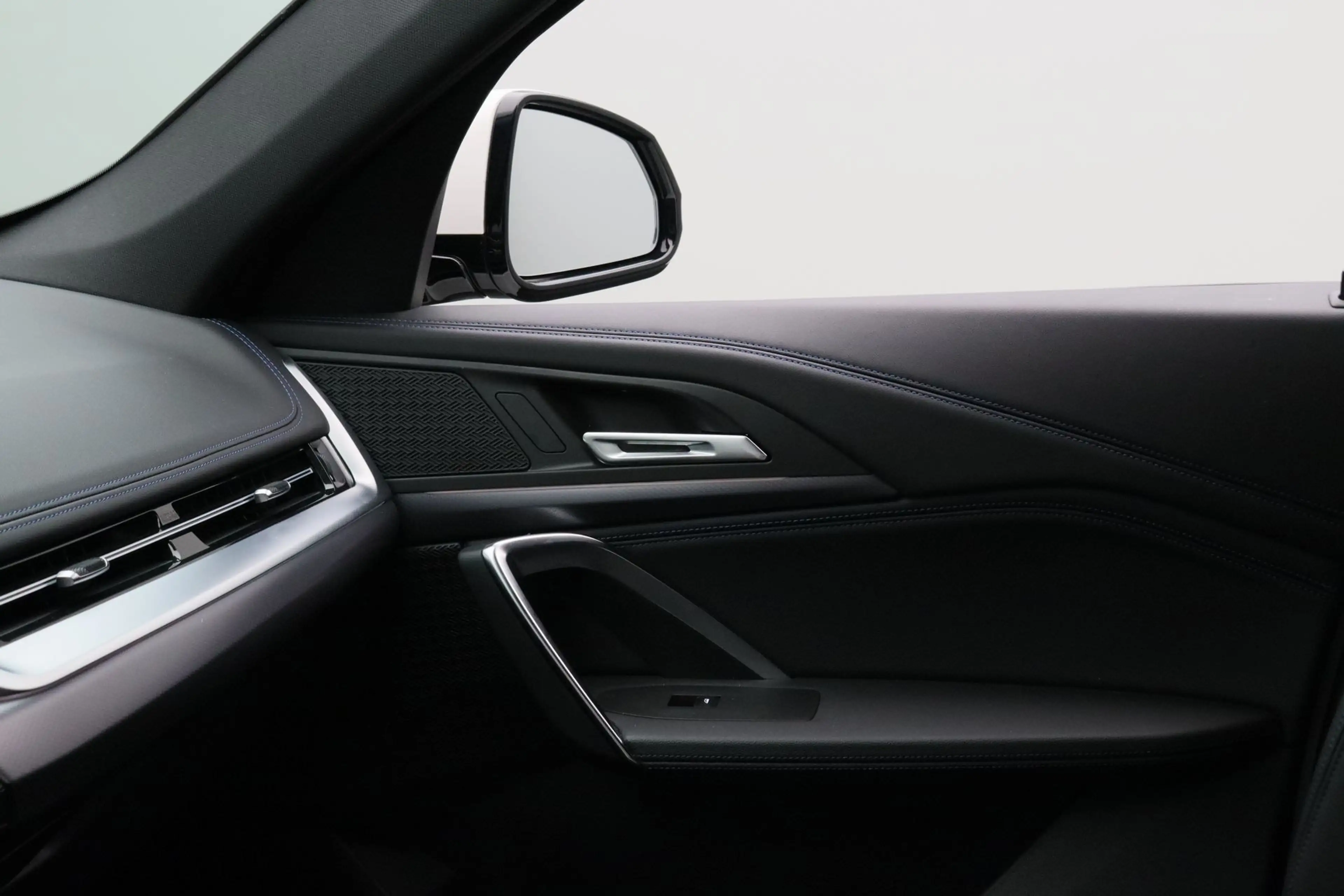 BMW iX1 xDrive30 — photo 13