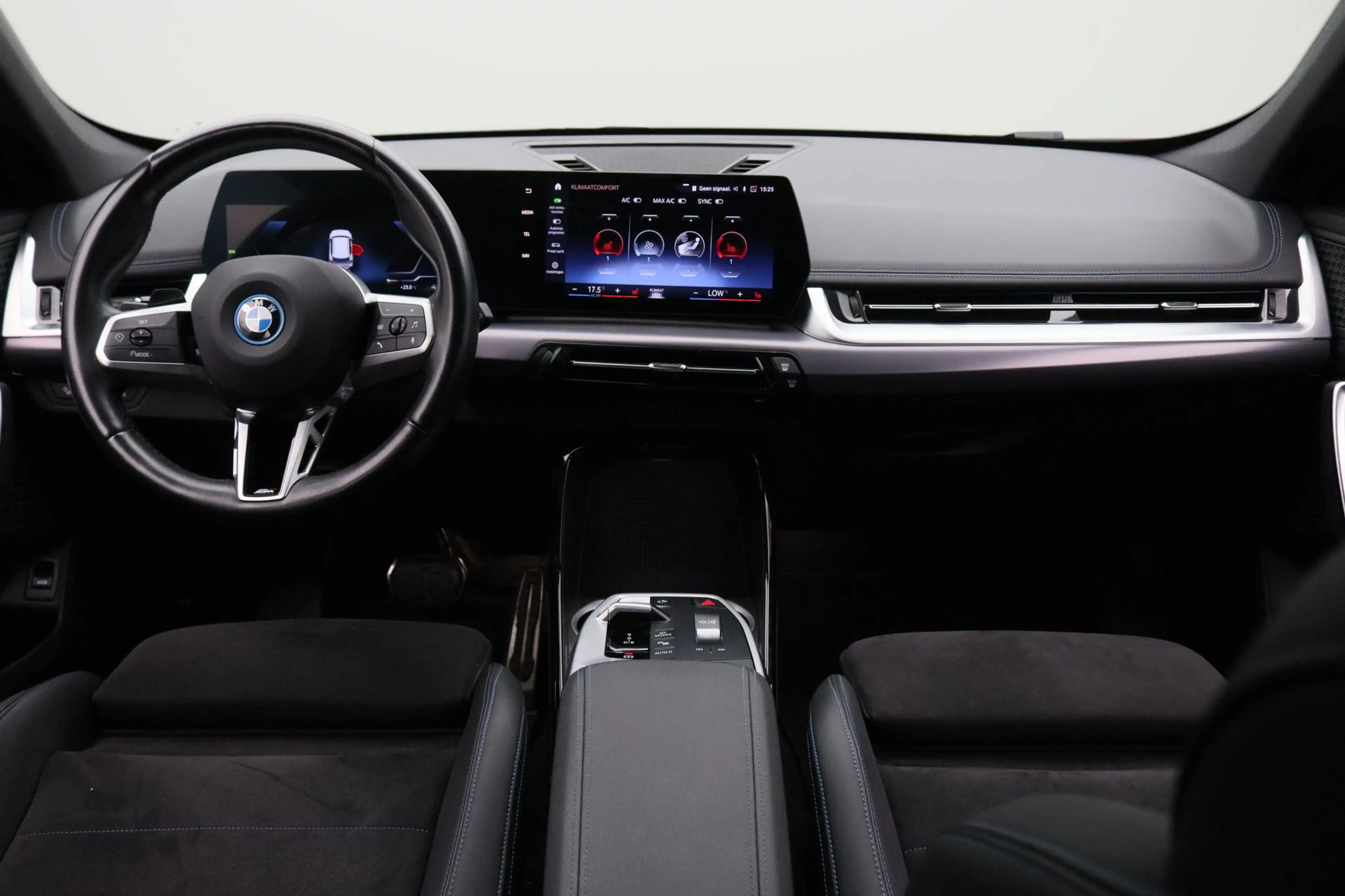 BMW iX1 xDrive30 — photo 3