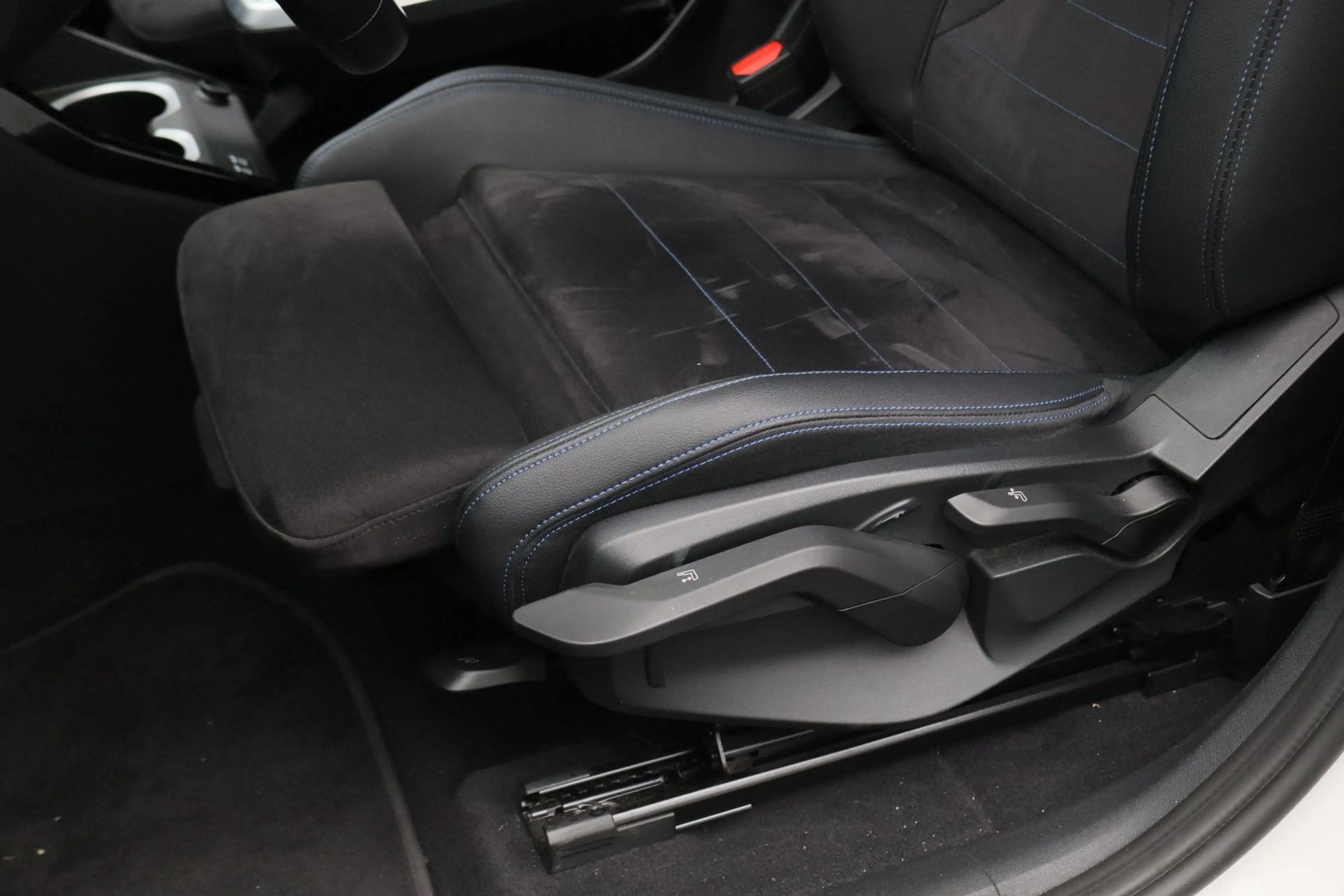 BMW iX1 xDrive30 — photo 12