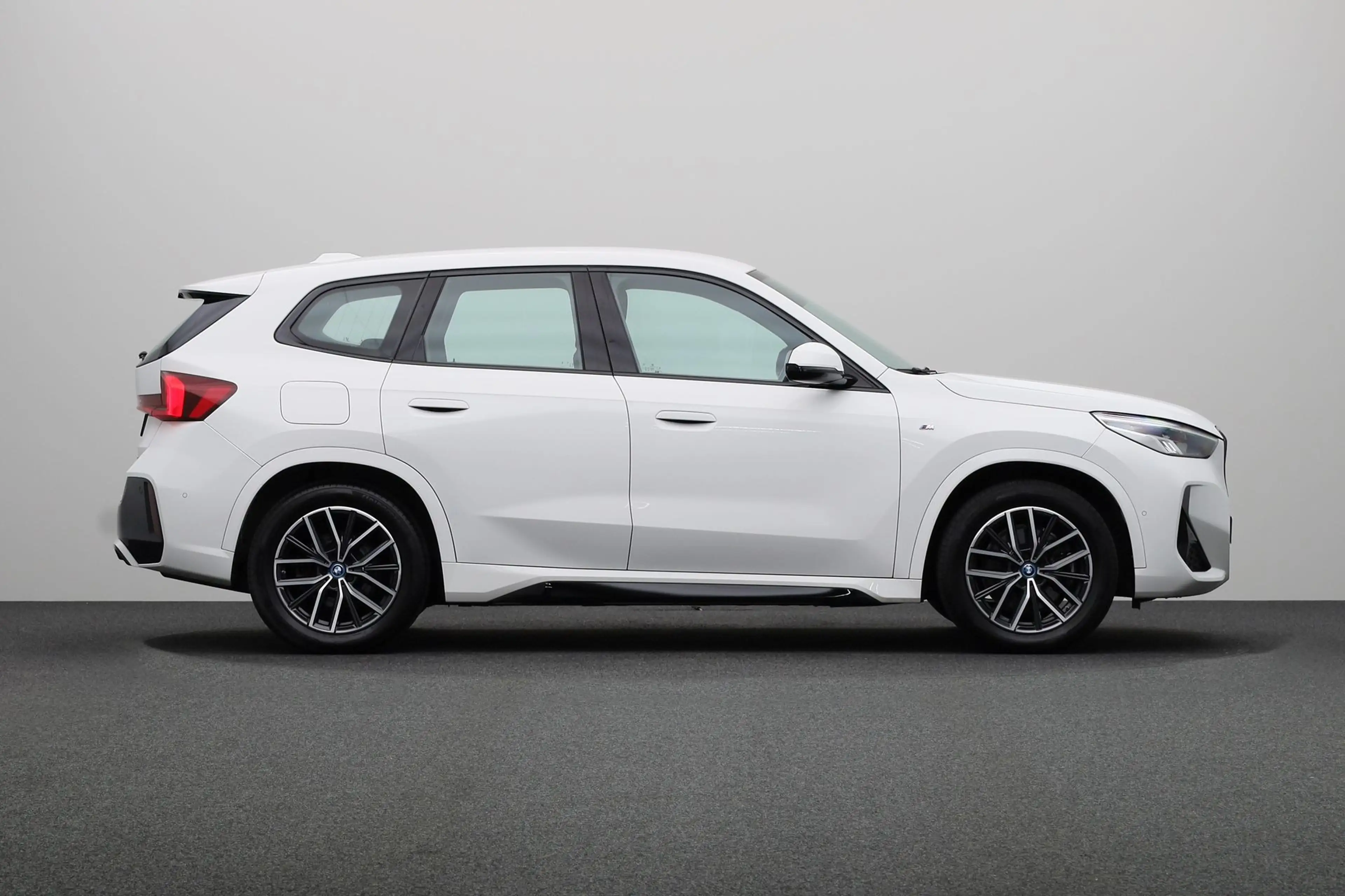 BMW iX1 xDrive30 — photo 8