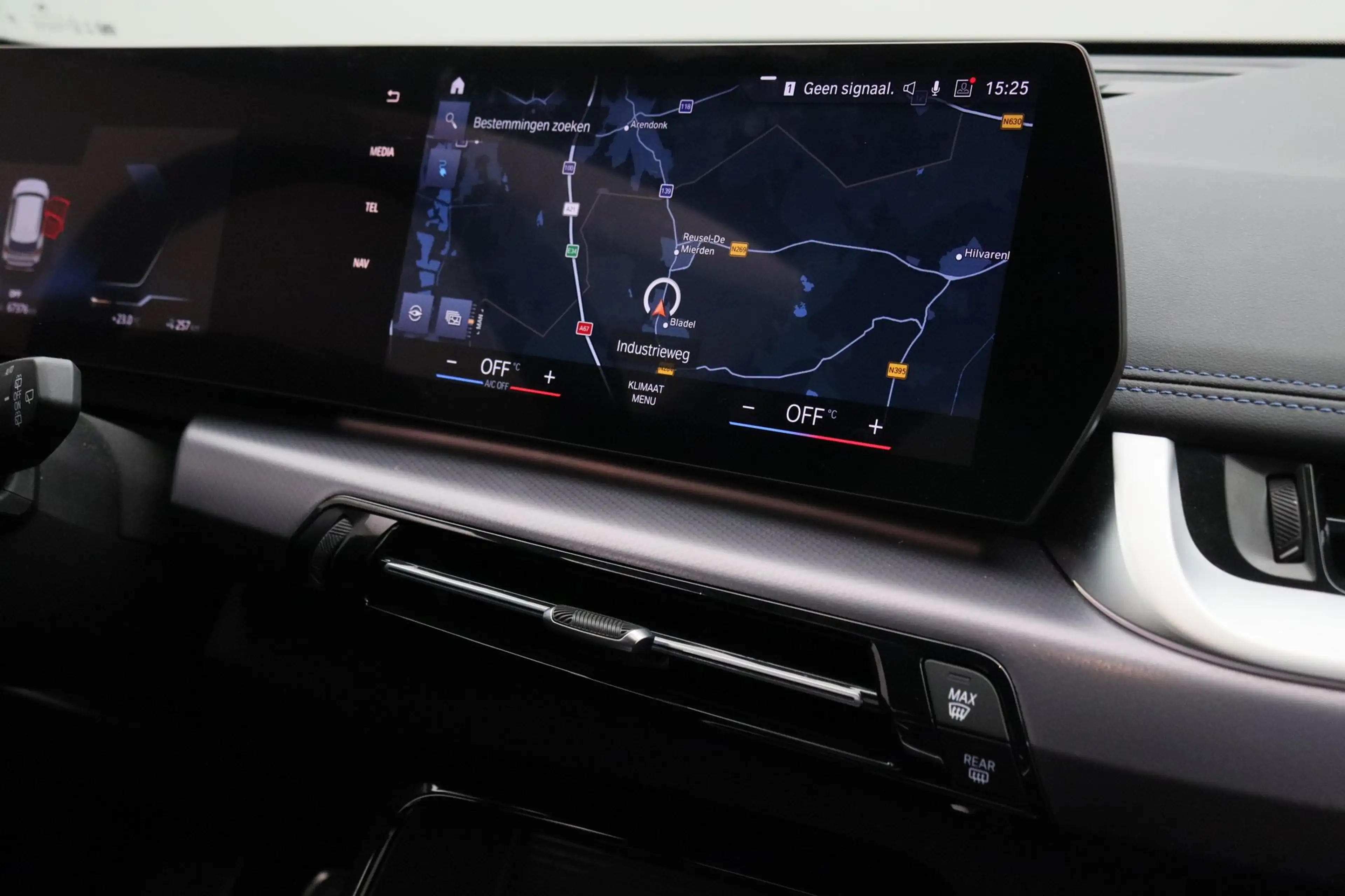 BMW iX1 xDrive30 — photo 14