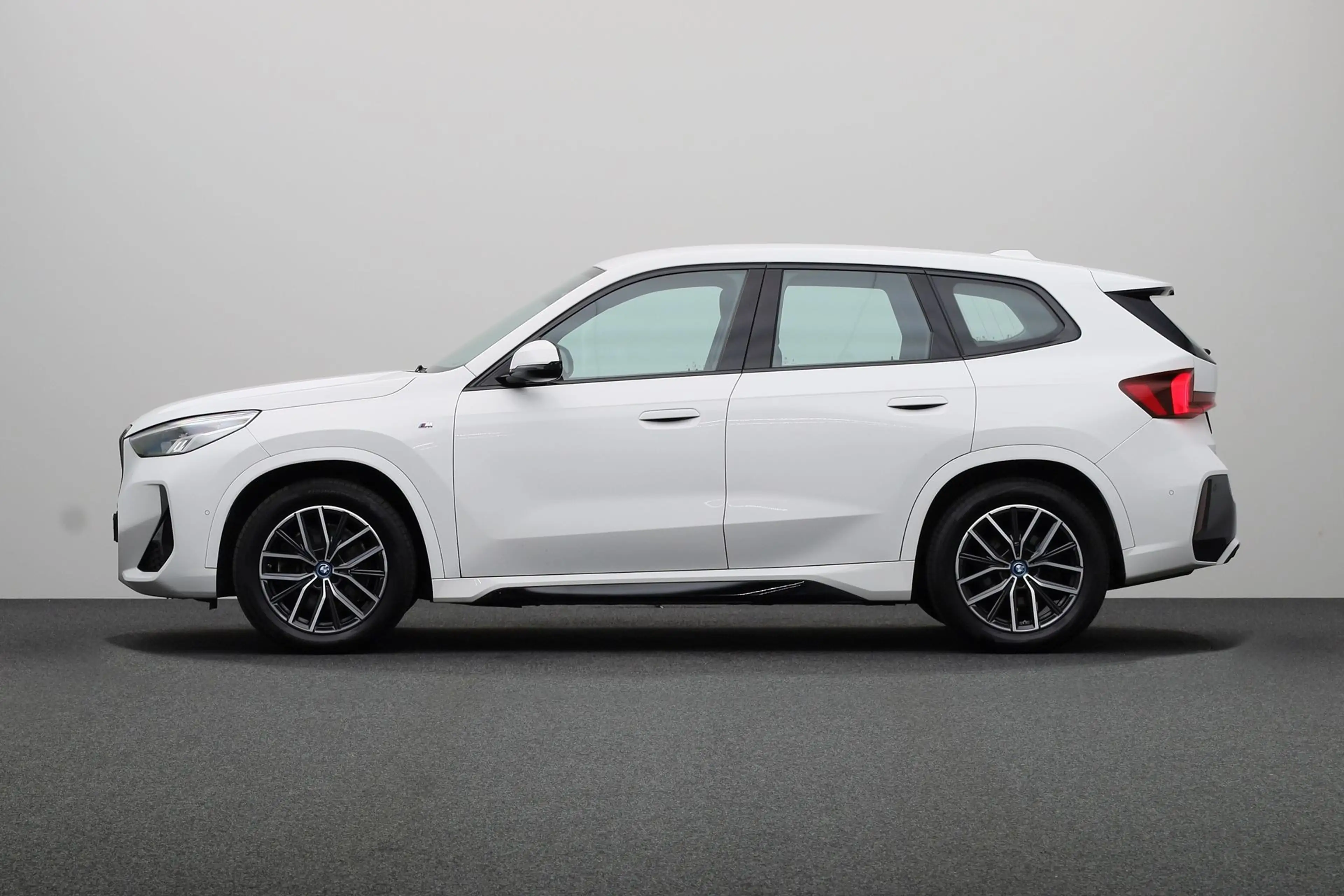 BMW iX1 xDrive30 — photo 9
