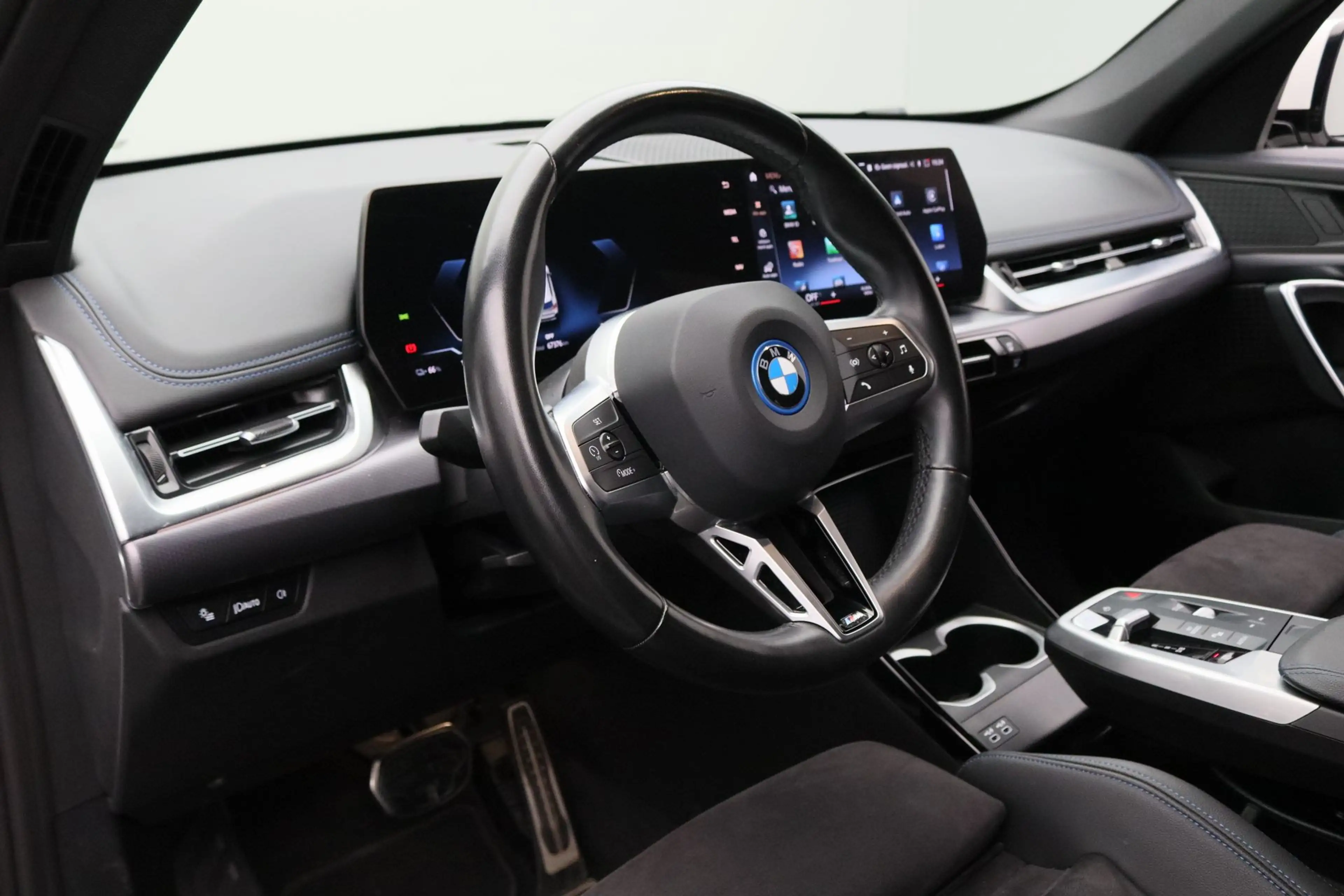 BMW iX1 xDrive30 — photo 11