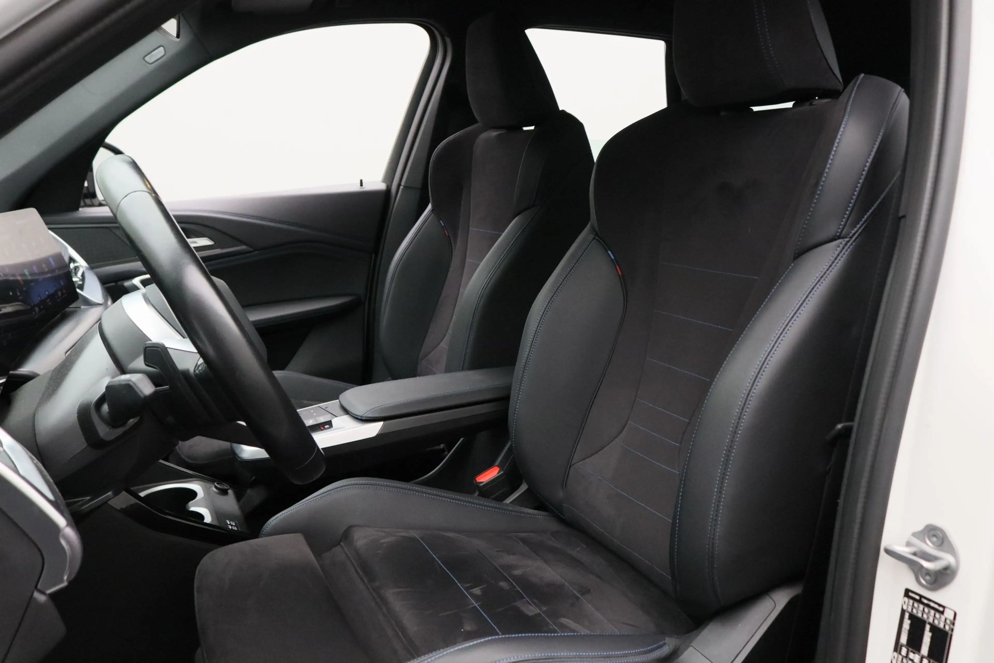 BMW iX1 xDrive30 — photo 4