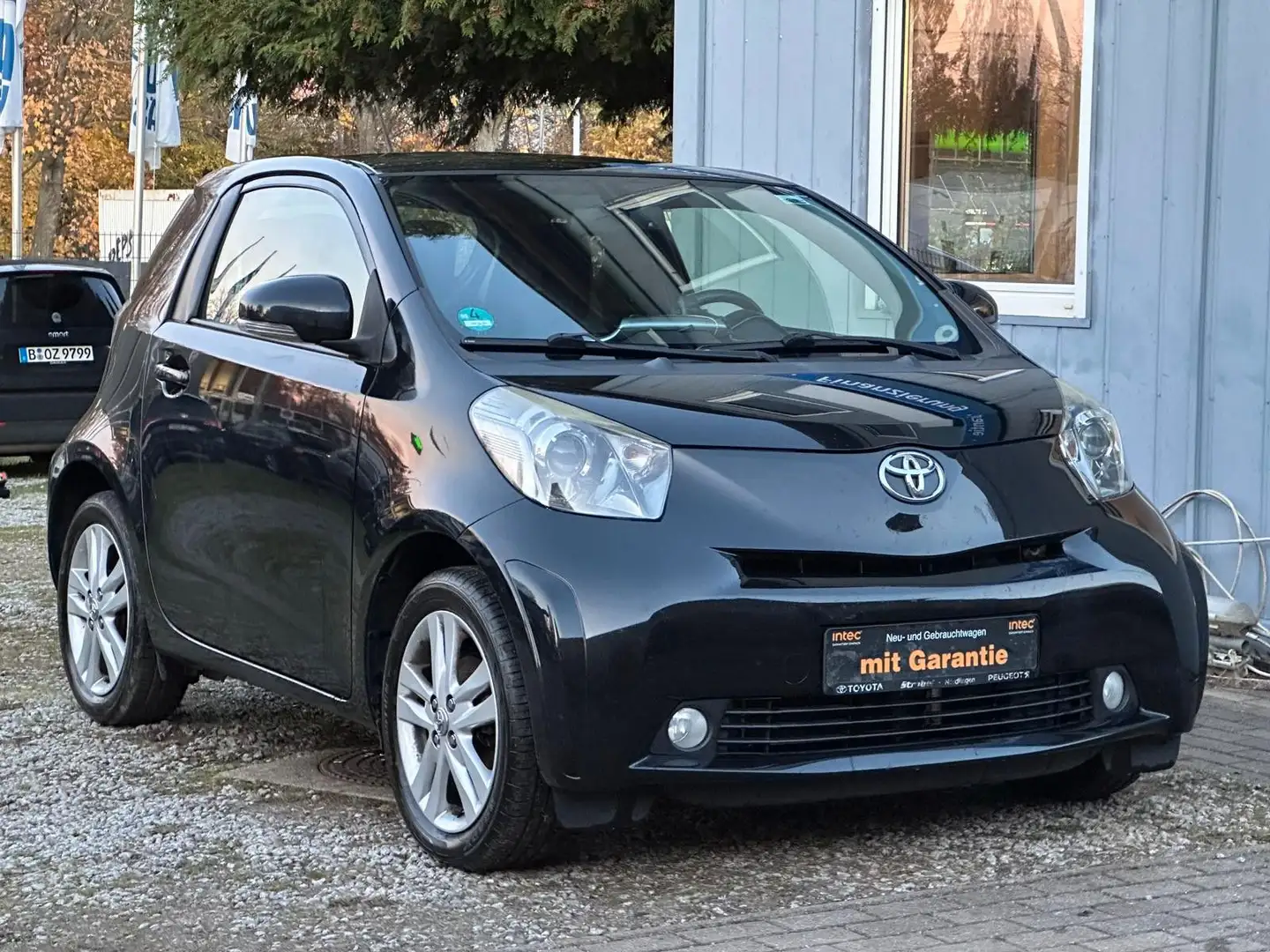 Toyota iQ iQ + 1.33 Dual-VVT-i*TÜV neu*1.Hand*SHZ*Klima Schwarz - 1
