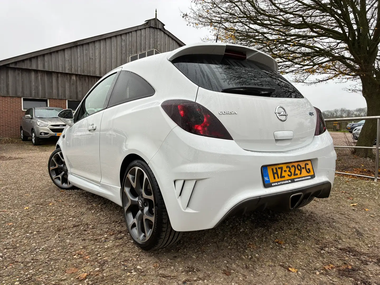 Opel Corsa 1.6-16V Turbo OPC | Airride + Kuipstoelen Nu € 7.4 Wit - 2