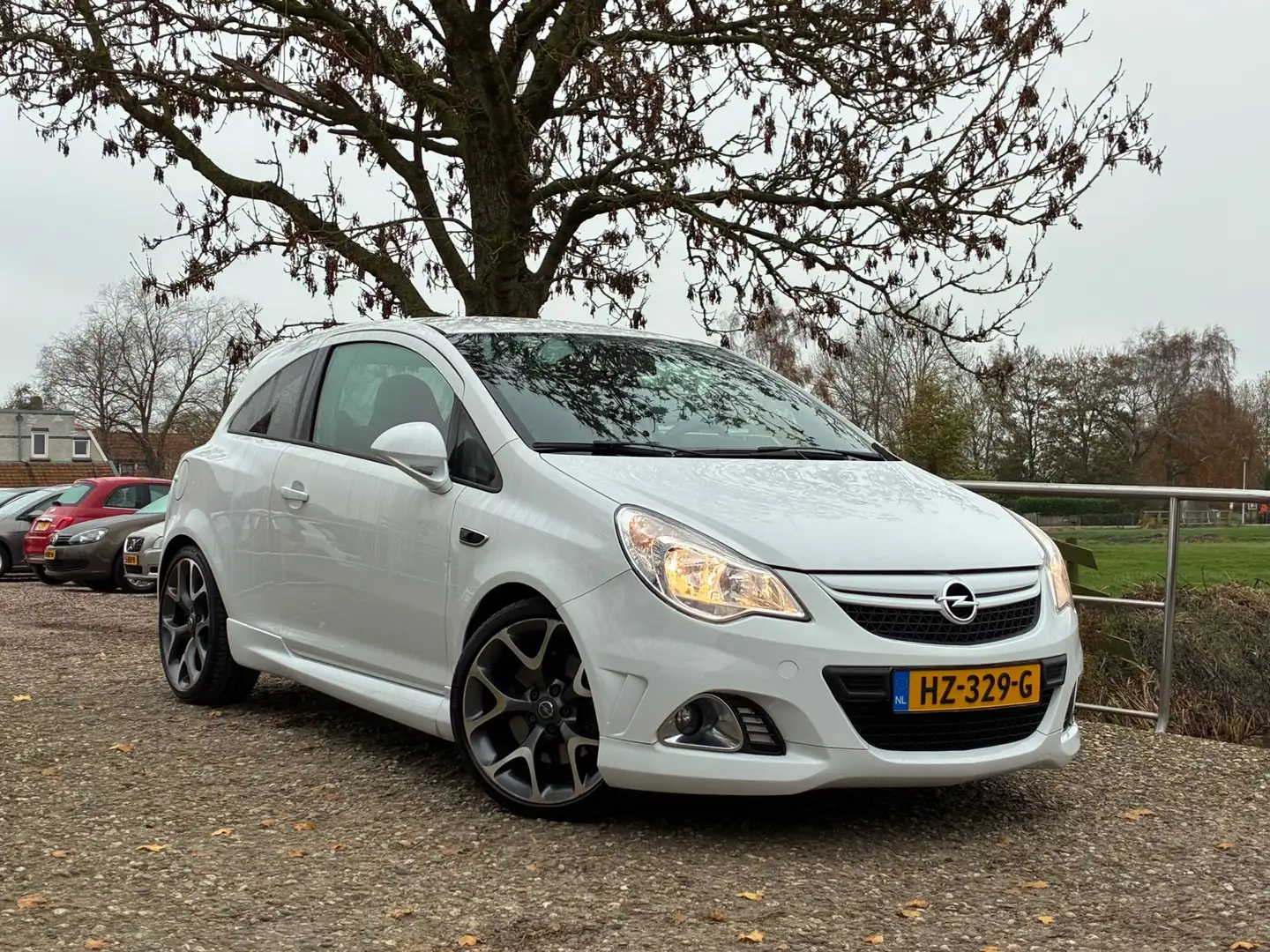 Opel Corsa 1.6-16V Turbo OPC | Airride + Kuipstoelen Nu € 7.4 Wit - 1