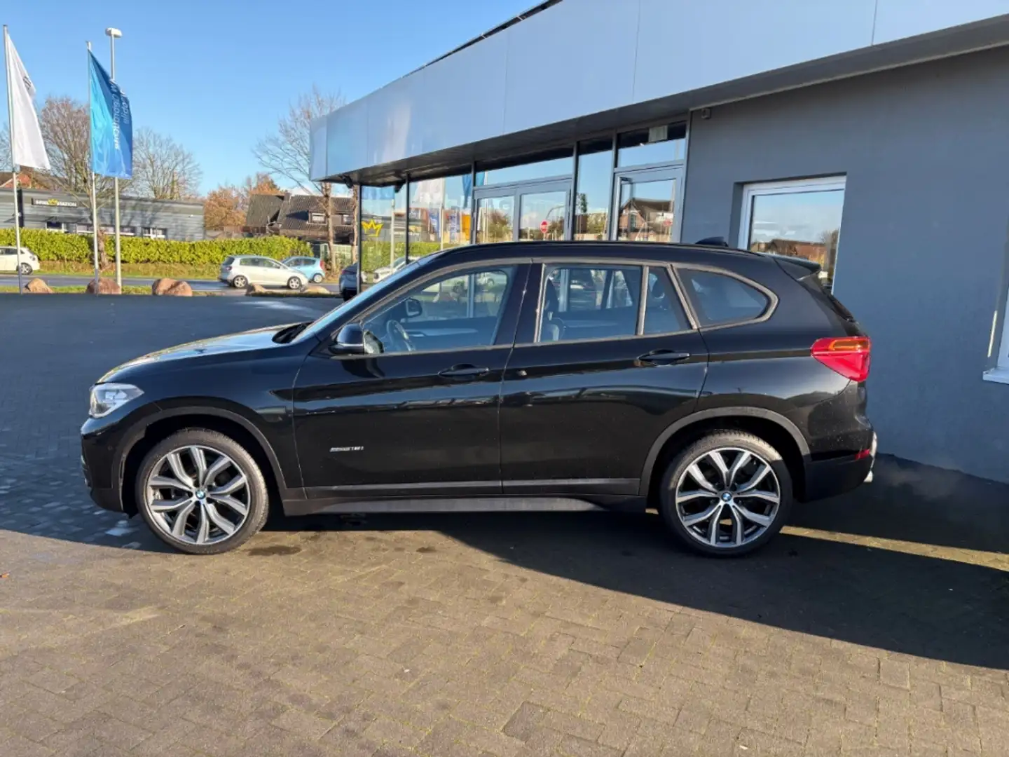 BMW X1 sDrive 18i AHK HiFi Kamera Navigation Noir - 2