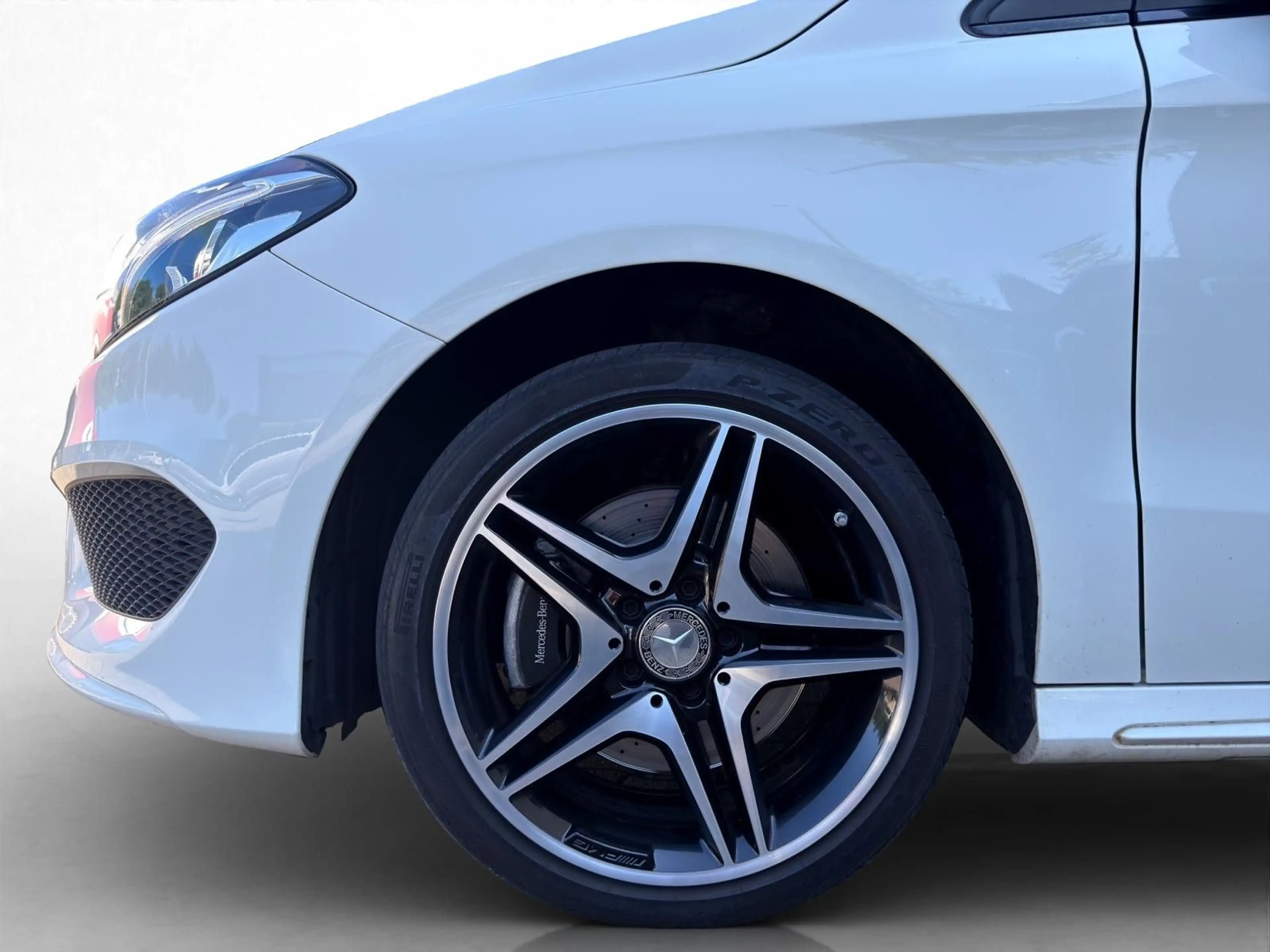 Mercedes-Benz B 220 4MATIC SportsTourer*AMG*LED*NIGHT*StandHzg — photo 4
