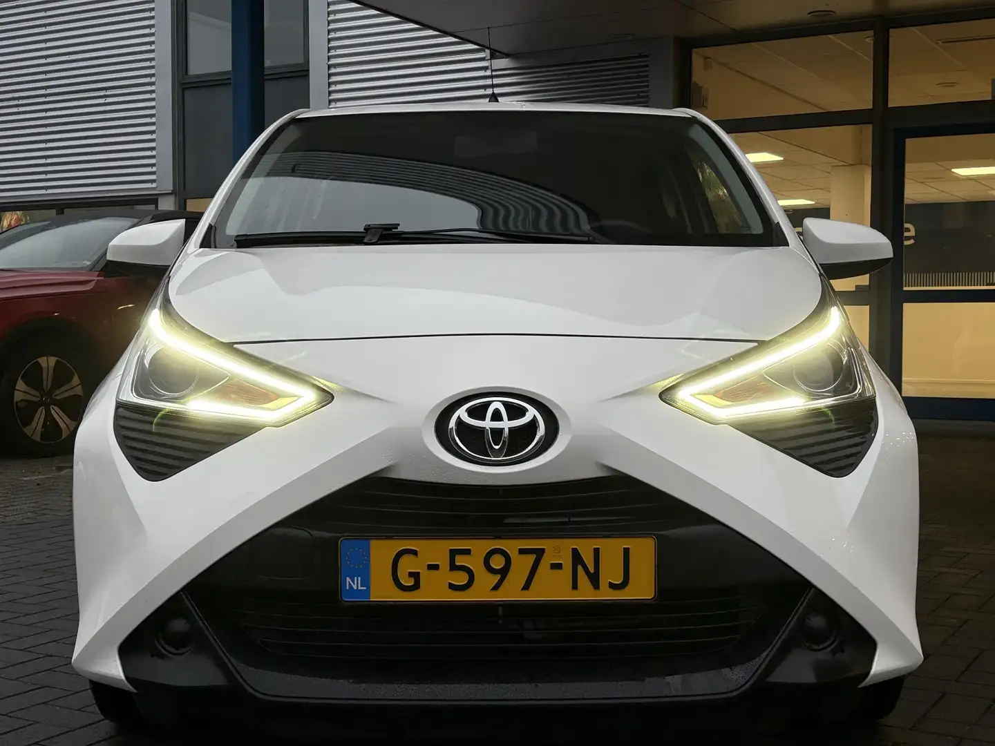 Toyota Aygo 1.0 VVT-i x-play | Carplay | Achteruitrijcamera | Blanc - 2