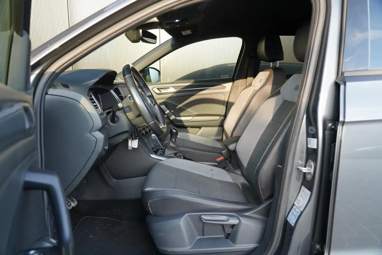Volkswagen T-Roc 1.5 TSI Sport Business R | Dealer onderhouden | Vi Grijs - 2