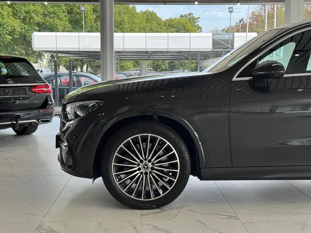 Mercedes-Benz GLC view 4