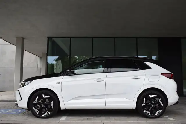 Opel Grandland view 4