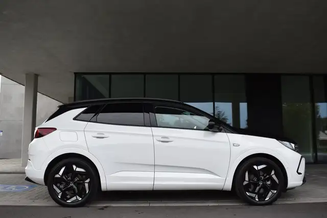 Opel Grandland view 3