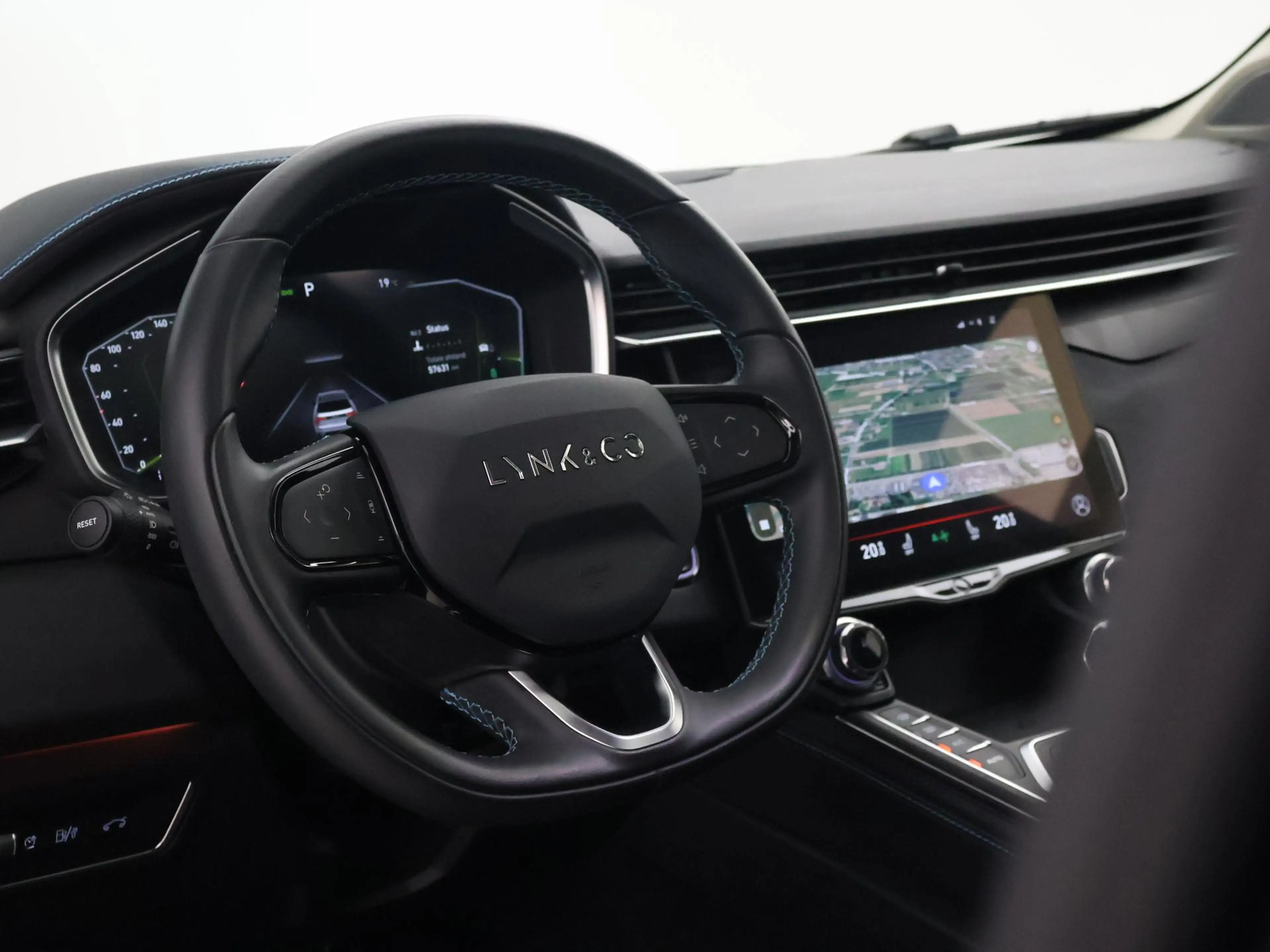 Lynk & Co 01 1.5 PLUG-IN 261 PK BLACK PACK + TREKHAAK | 360 CAM — photo 35