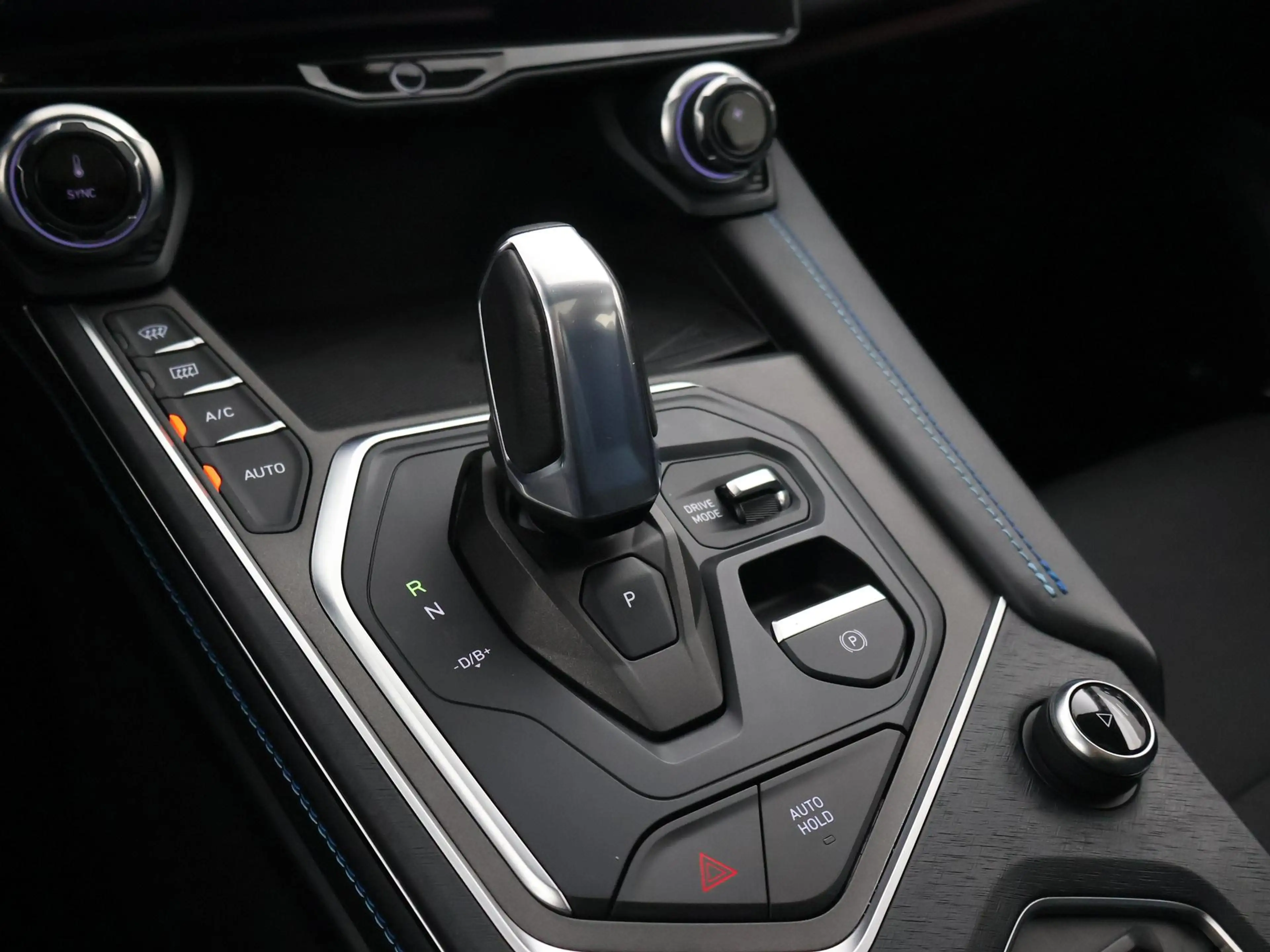 Lynk & Co 01 1.5 PLUG-IN 261 PK BLACK PACK + TREKHAAK | 360 CAM — photo 49