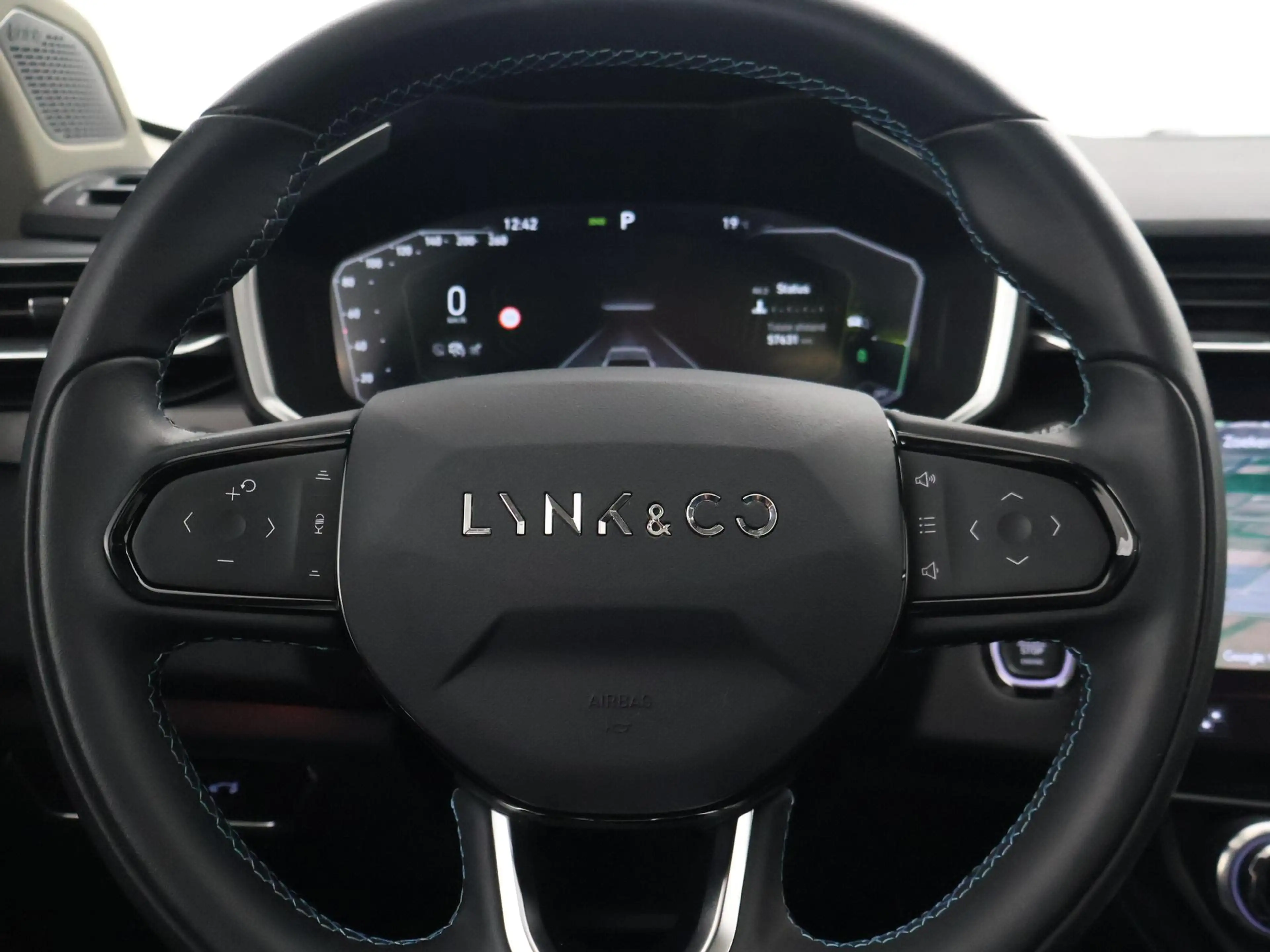 Lynk & Co 01 1.5 PLUG-IN 261 PK BLACK PACK + TREKHAAK | 360 CAM — photo 39