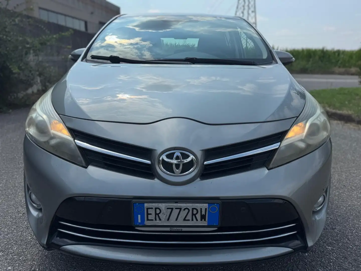Toyota Verso Verso 2.0d Active c/navi s/t pan. 7posti mt Argento - 1