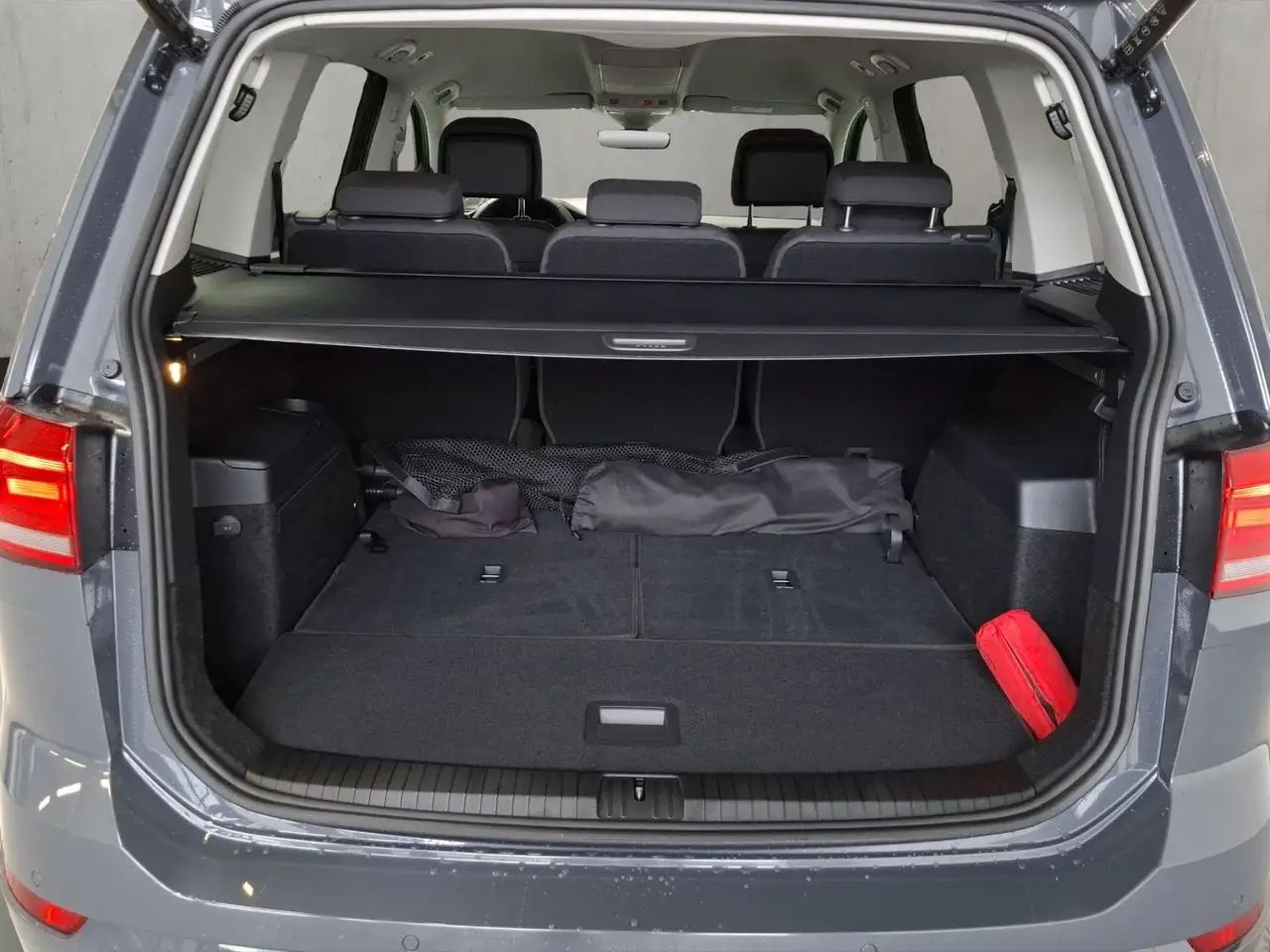 Volkswagen Touran 1.5 TSI R-Line Highline 7 Sitze elekt. He 16