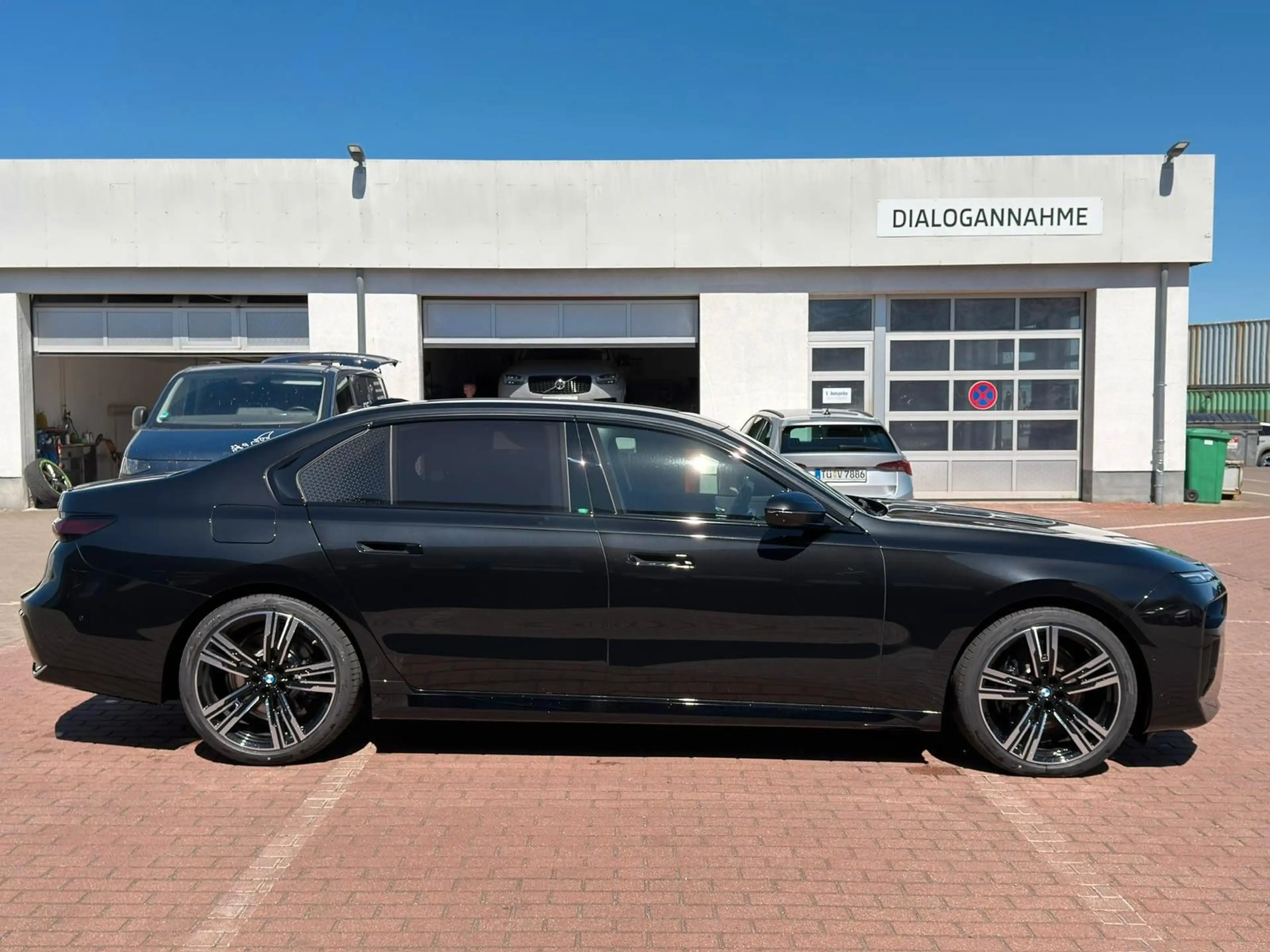 BMW 740 d xDrive M Sport Pro*B&W*MASS*PAN*STHZ*CON* — photo 2
