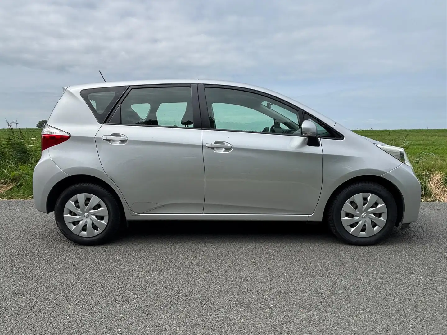 Toyota Verso-S 1.3 VVT-i Comfort Gris - 2