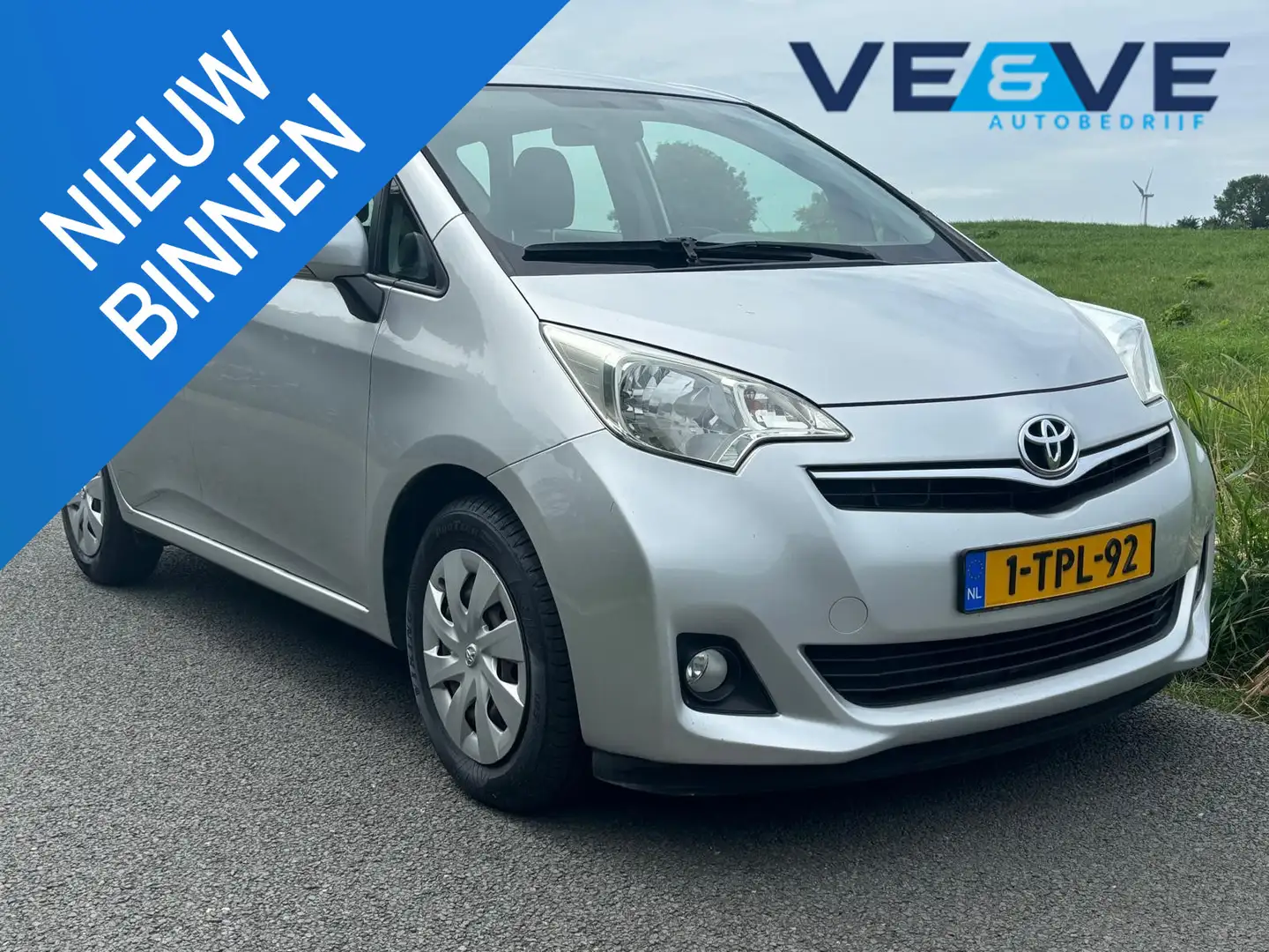 Toyota Verso-S 1.3 VVT-i Comfort Gris - 1