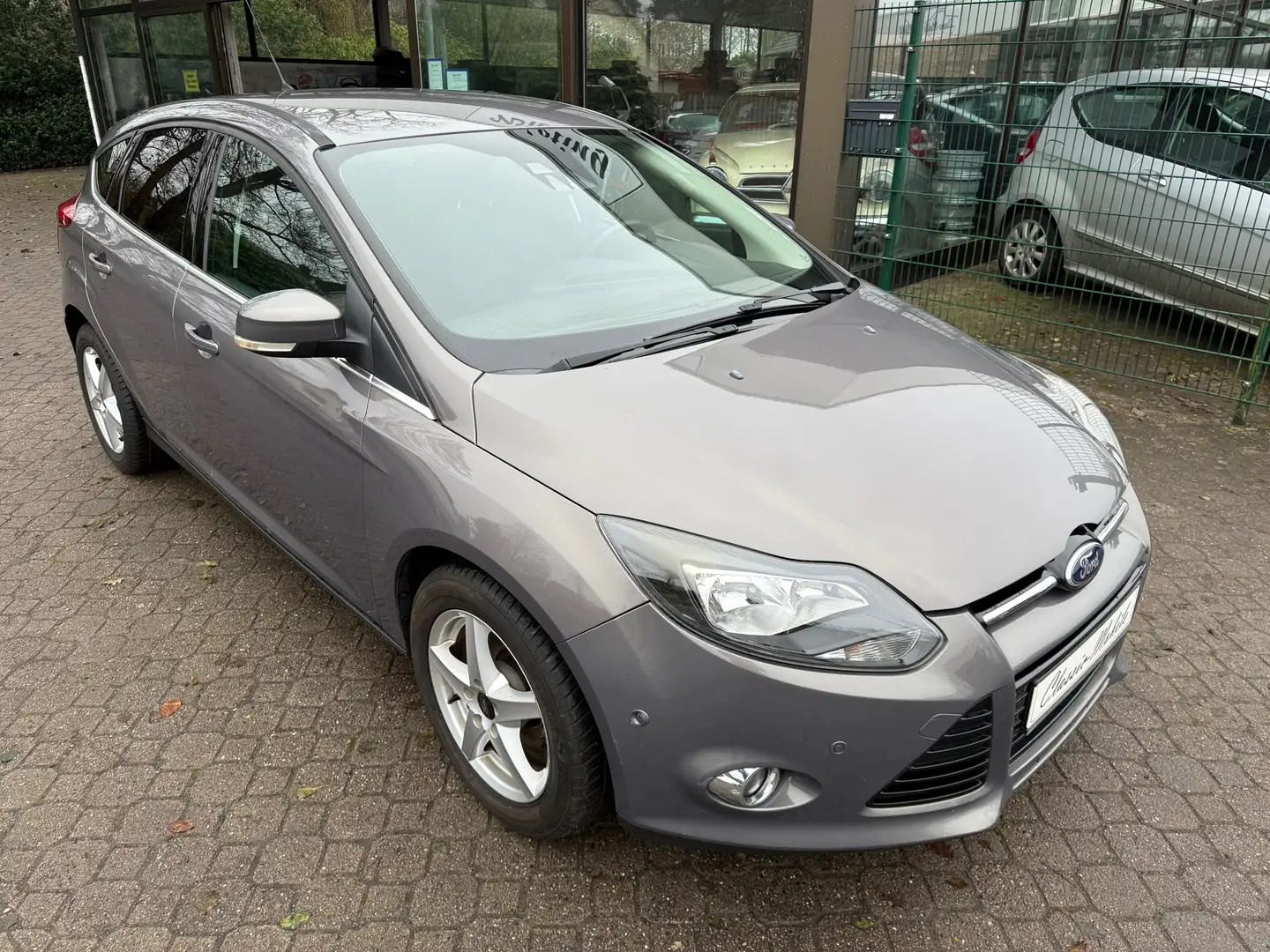 Ford Focus 1.6 Titanium *nur 129 TKM*2.Hand*Scheckheft*HU neu Grau - 1
