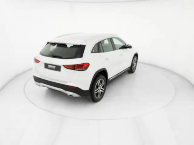 Mercedes-Benz Gla view 3