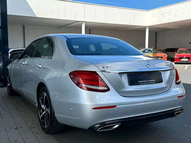 Mercedes-Benz E view 3